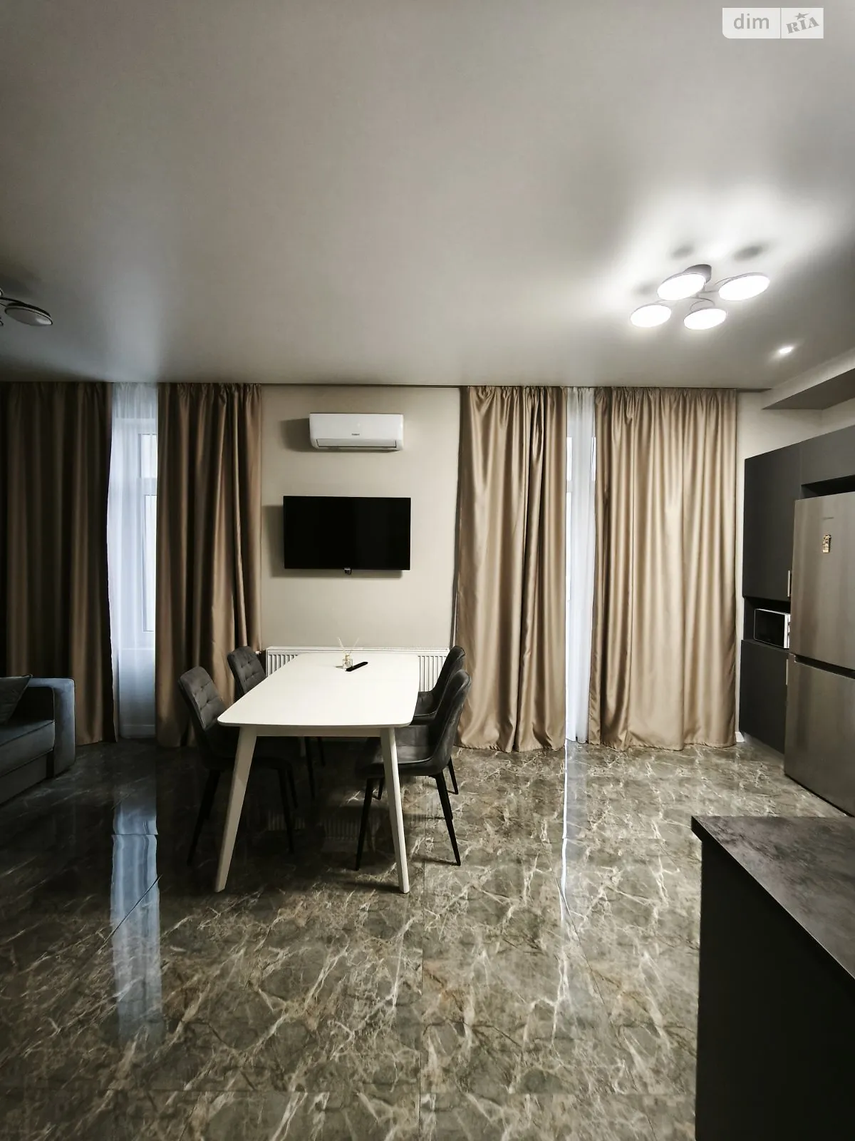 Продается 1-комнатная квартира 67 кв. м в Ужгороде, наб. Славянская, 21А - фото 1