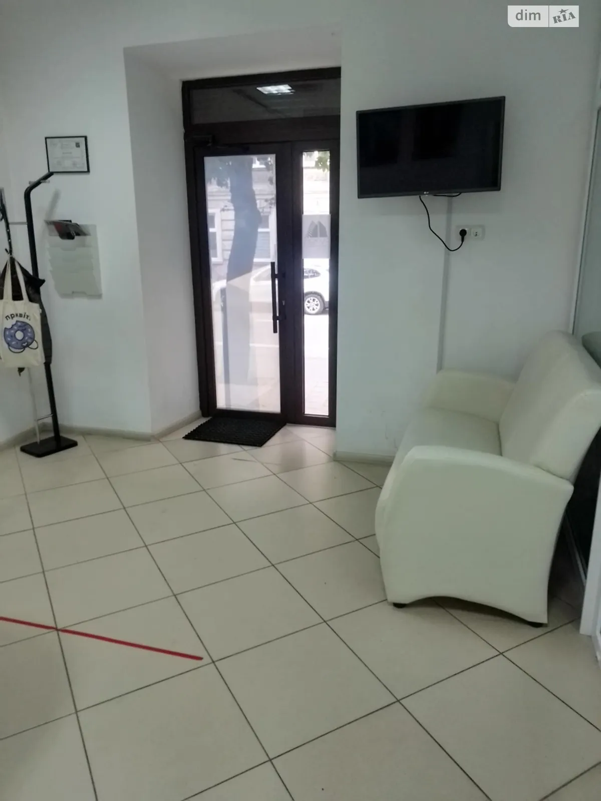 Сдается в аренду офис 50.5 кв. м в бизнес-центре, цена: 799 $ - фото 1