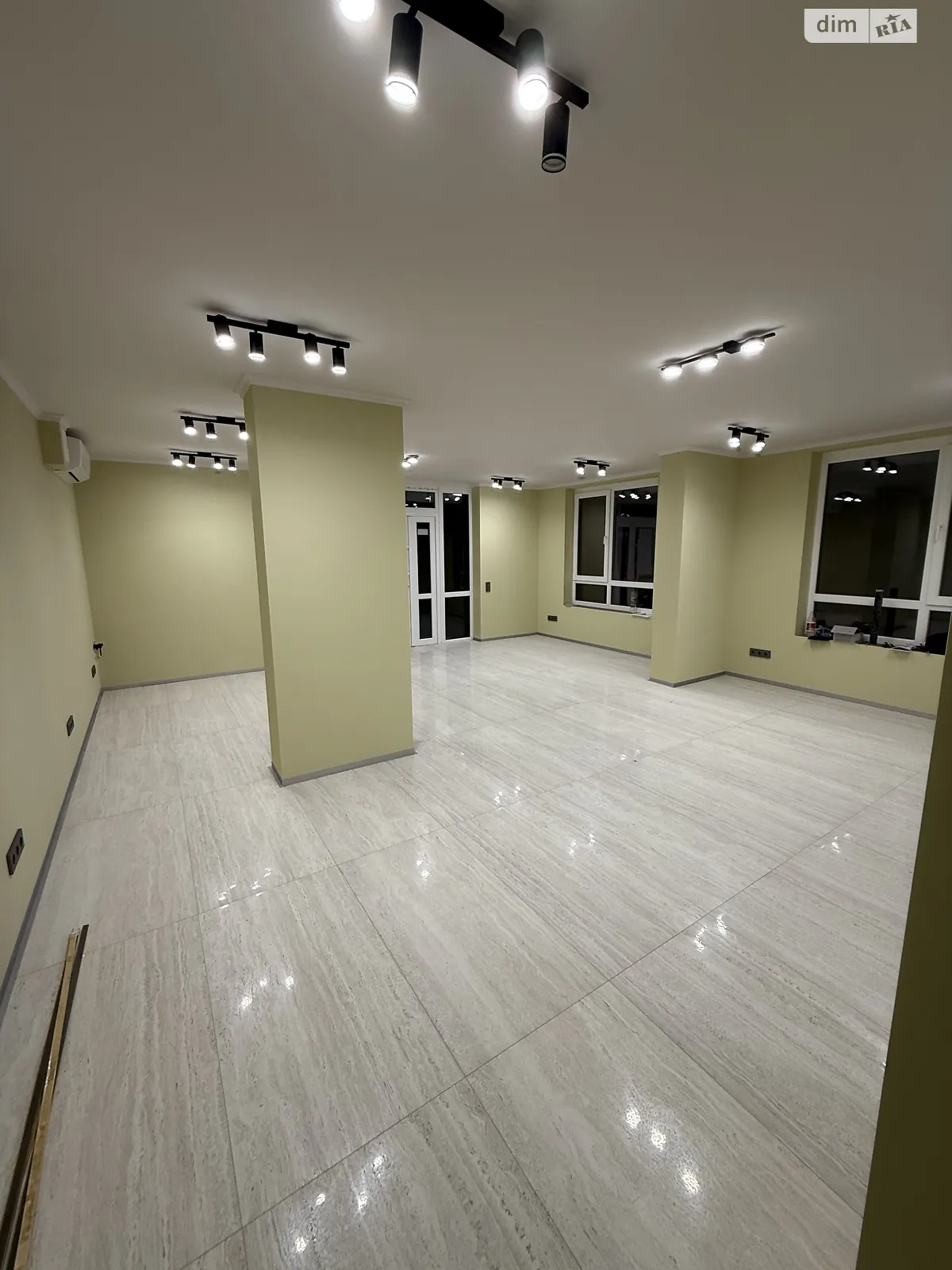 Здається в оренду офіс 58 кв. м в бізнес-центрі, цена: 1500 $ - фото 1