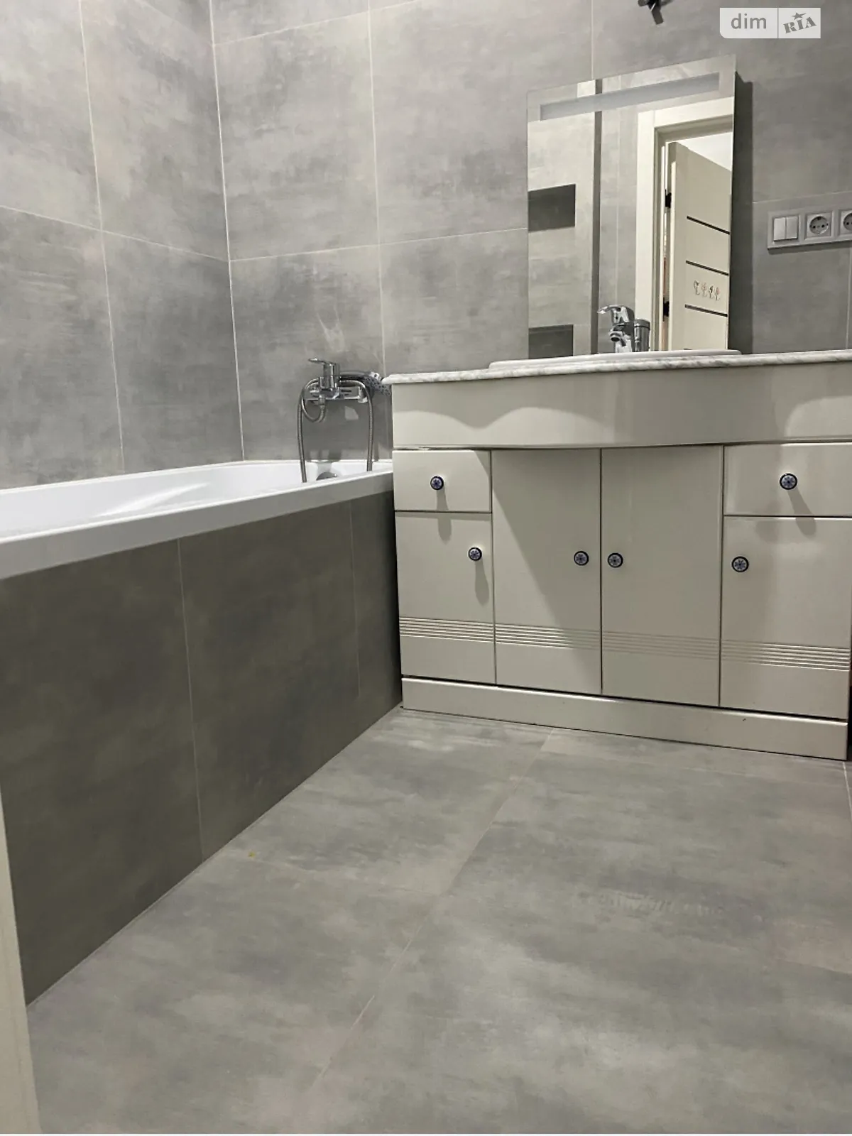 Продається 1-кімнатна квартира 46.7 кв. м у Львові, вул. Академіка Ігора Юхновського(Професора Петра Буйка), 27 - фото 1