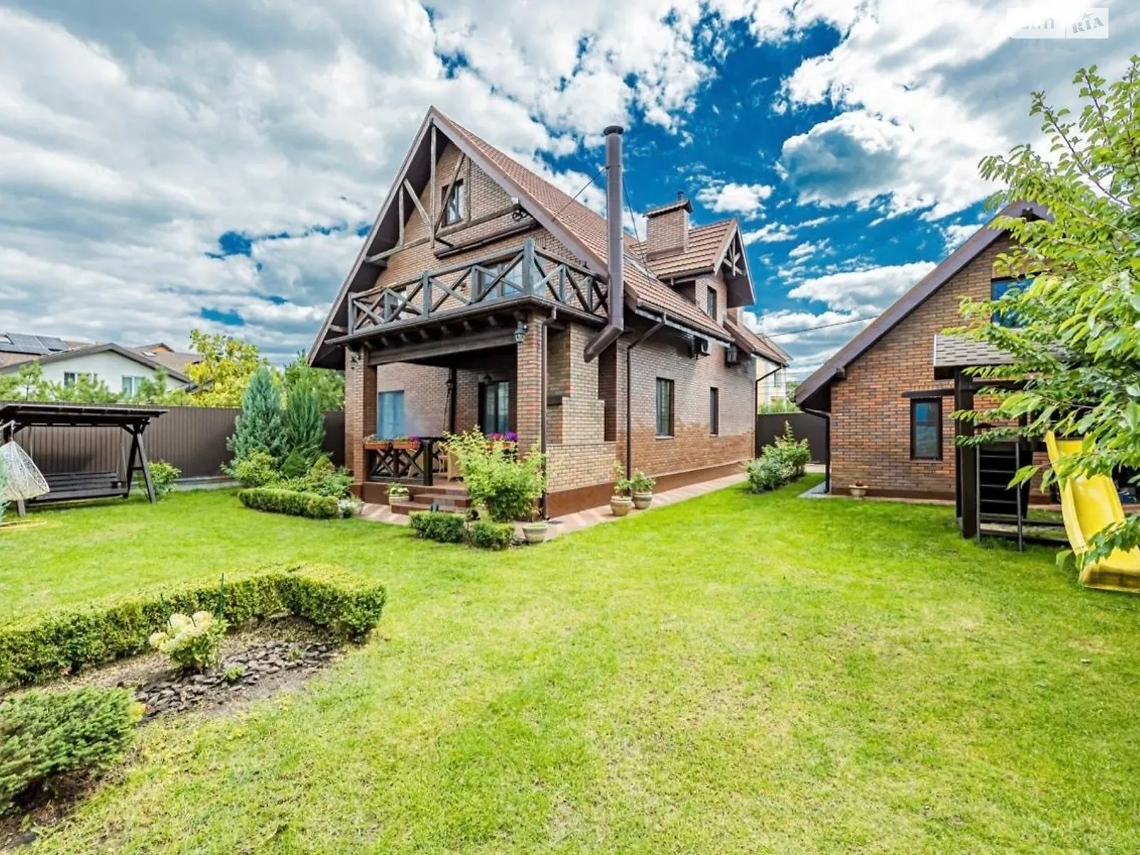 Продается дом на 2 этажа 220 кв. м с гаражом, цена: 390000 $ - фото 1