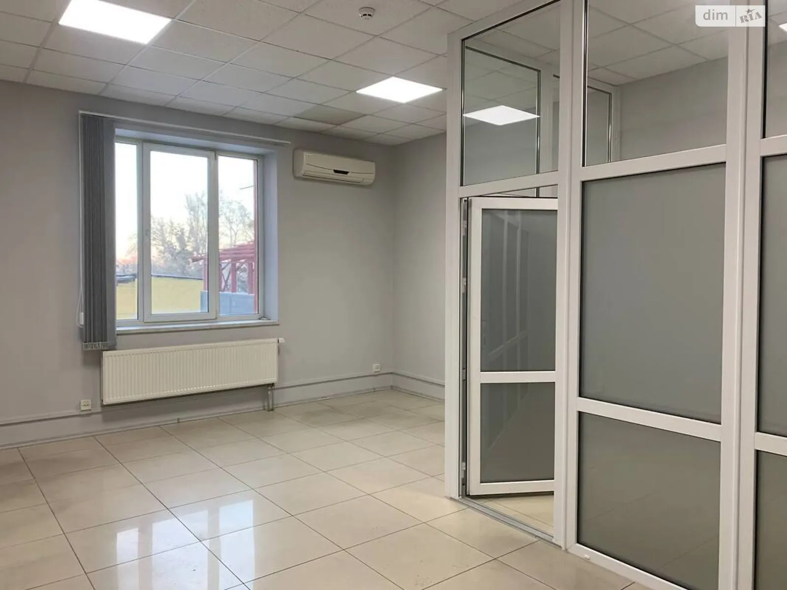 Сдается в аренду офис 37 кв. м в бизнес-центре, цена: 11500 грн - фото 1