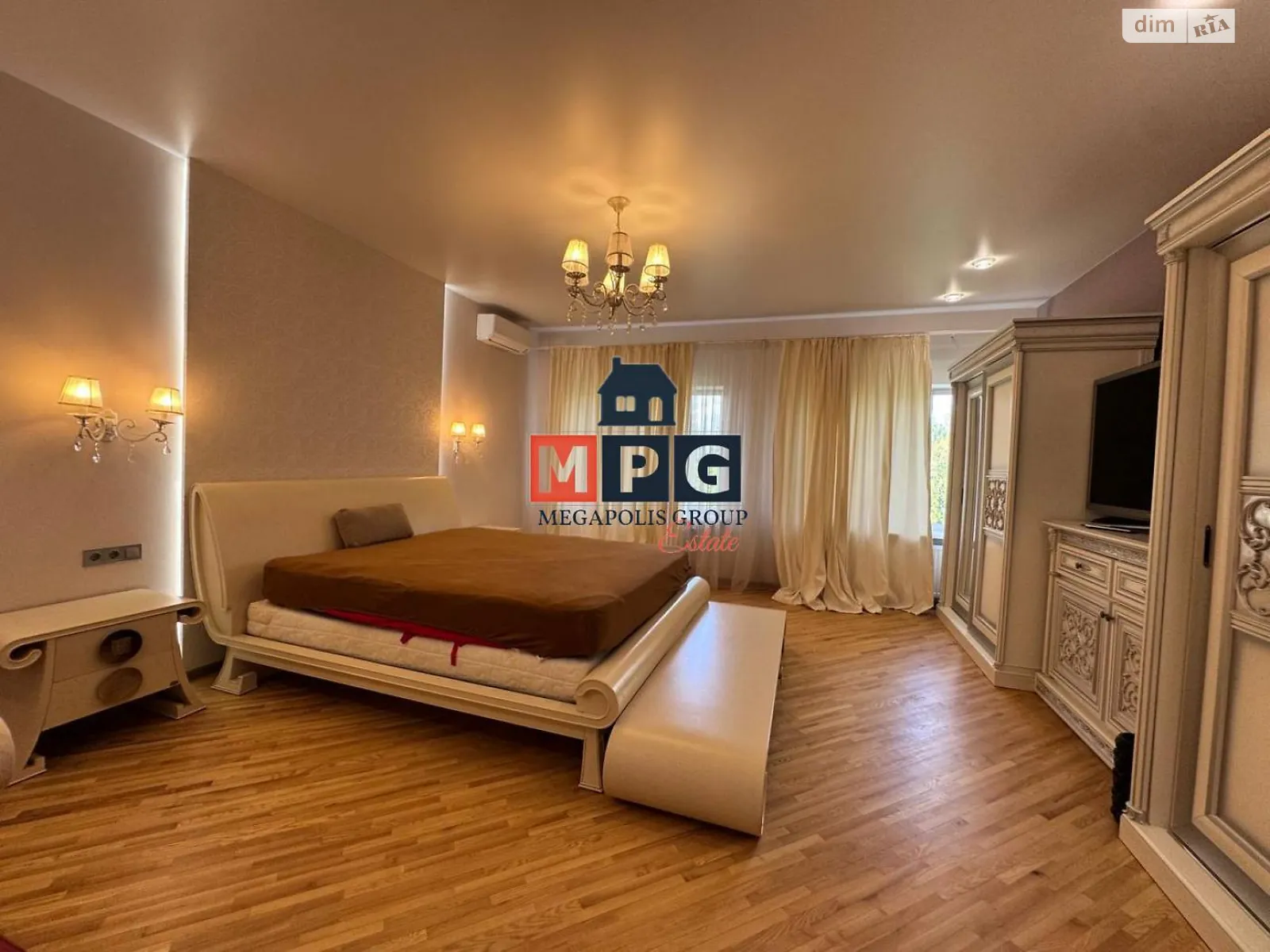 Сдается в аренду дом на 3 этажа 406 кв. м с мансардой, цена: 1000 $ - фото 1