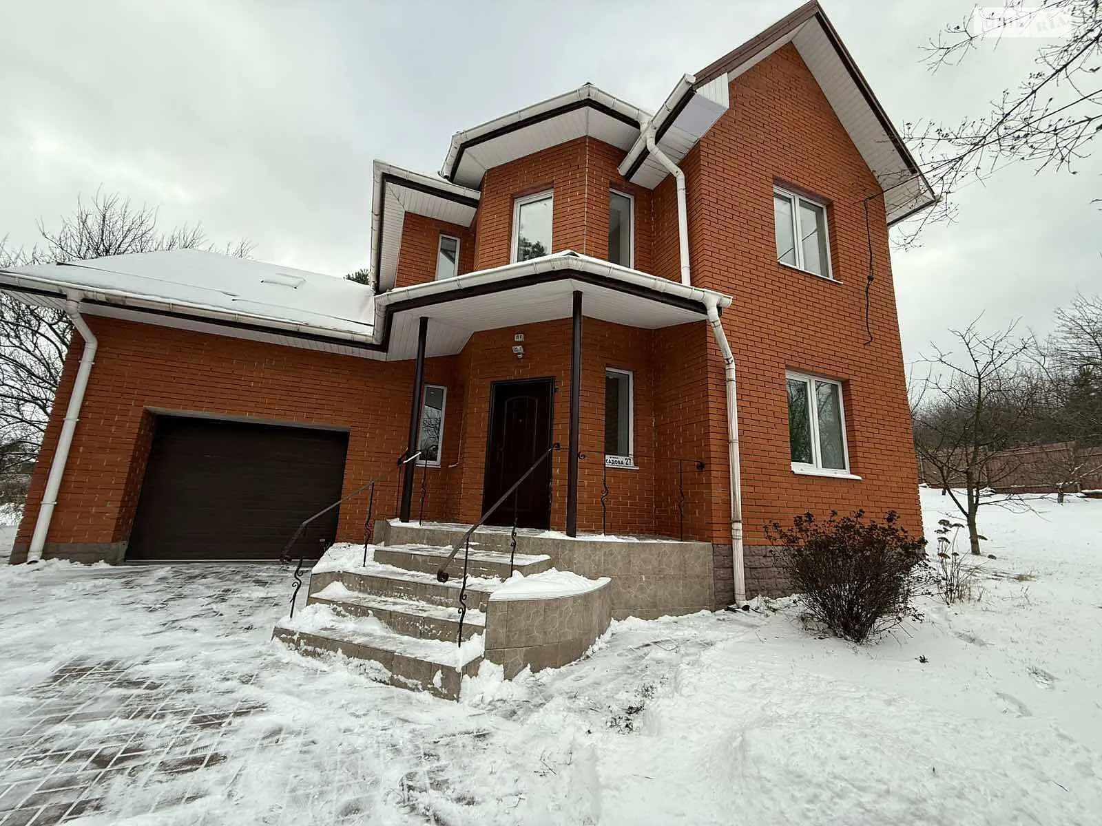 Продается дом на 2 этажа 140 кв. м с бассейном, цена: 130000 $ - фото 1