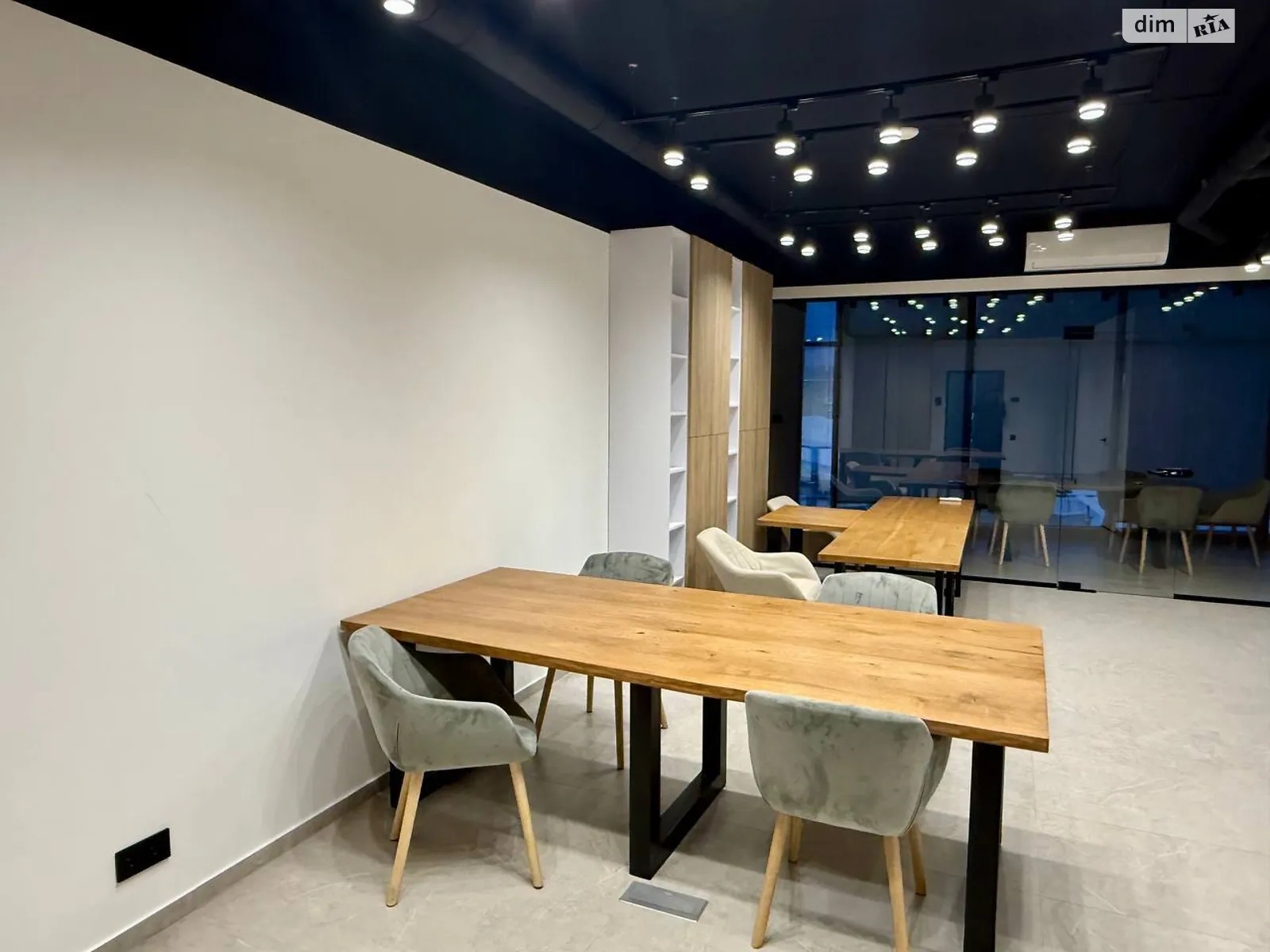 Сдается в аренду офис 52.3 кв. м в бизнес-центре, цена: 900 $ - фото 1