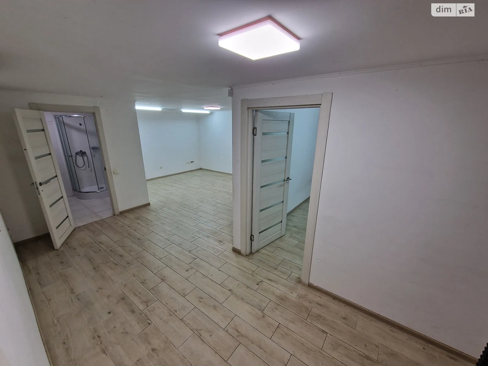 Сдается в аренду офис 40.5 кв. м в бизнес-центре, цена: 300 $ - фото 1