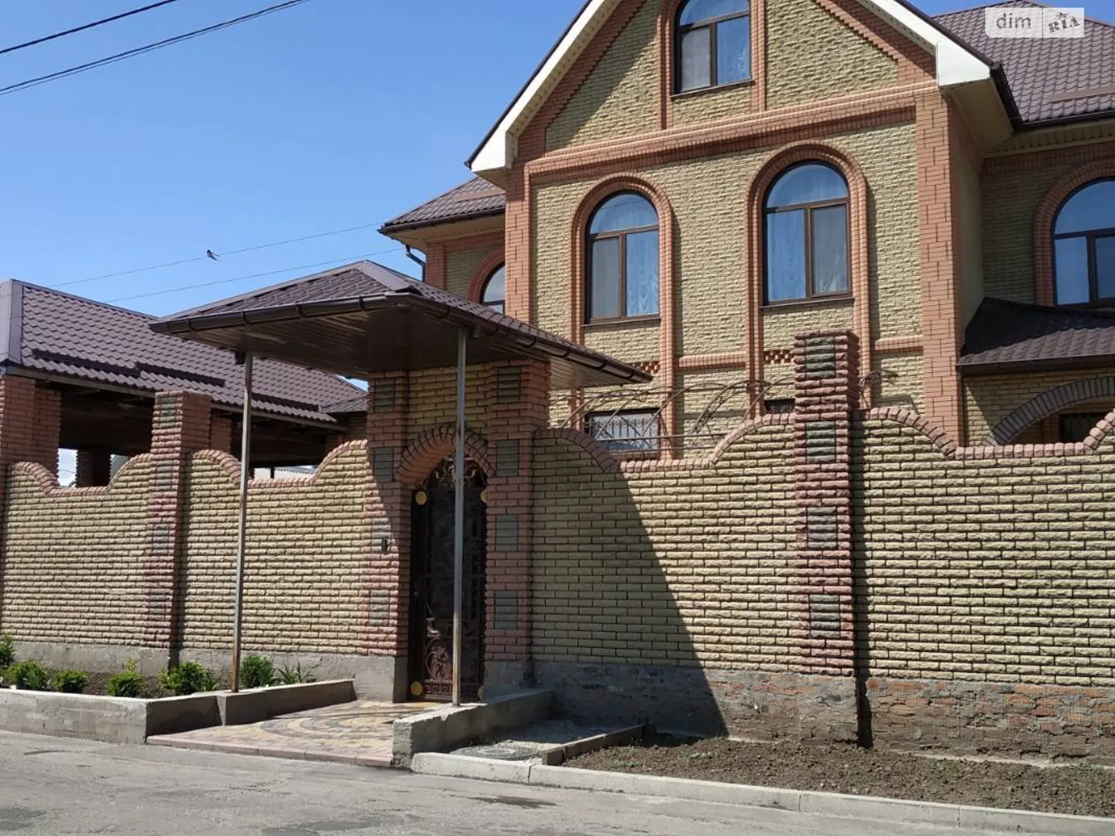 Продается дом на 3 этажа 700 кв. м с баней/сауной, цена: 270000 $ - фото 1