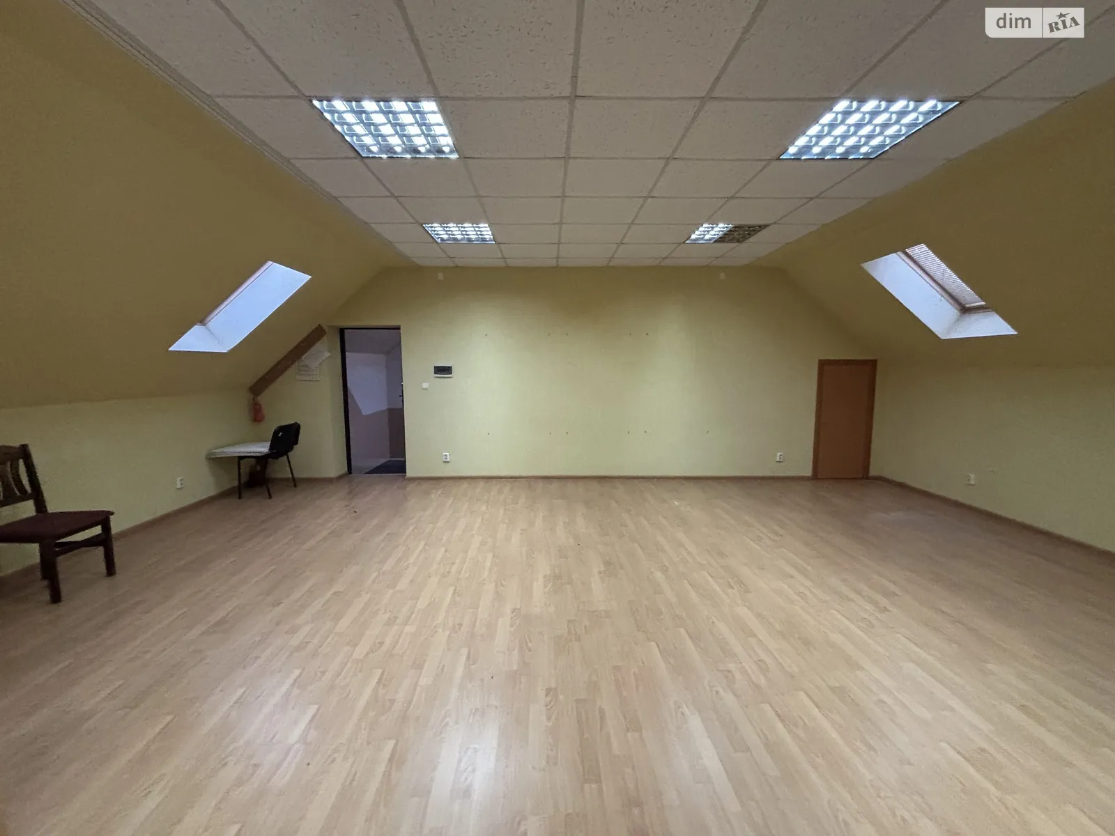 Сдается в аренду офис 72 кв. м в бизнес-центре, цена: 504 $ - фото 1