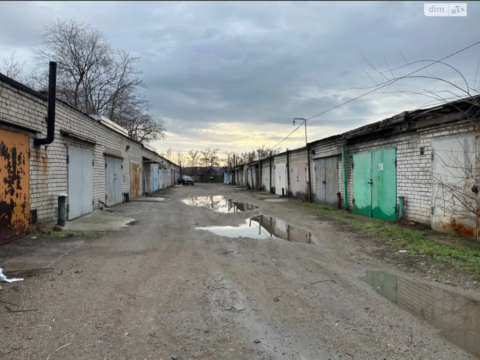 Продается место в гаражном кооперативе под легковое авто на 23 кв. м, цена: 5000 $ - фото 1