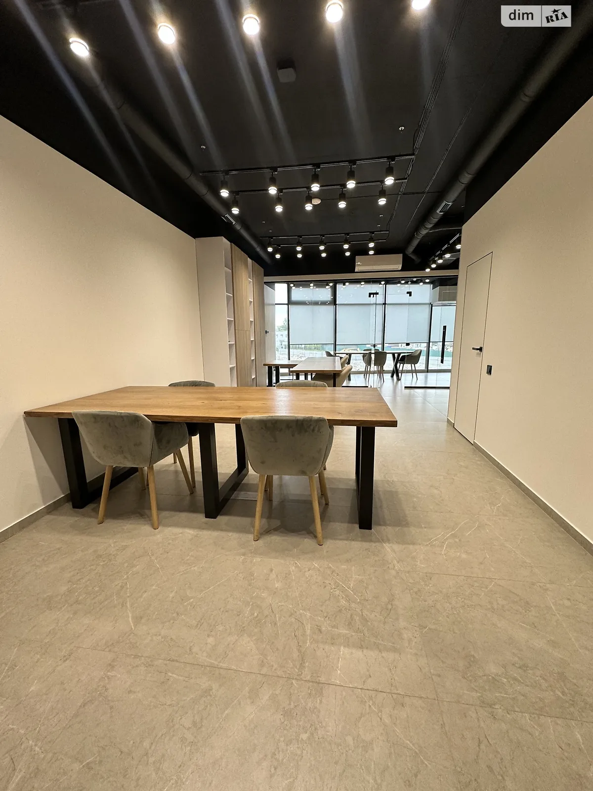 Сдается в аренду офис 52.3 кв. м в бизнес-центре, цена: 900 $ - фото 1