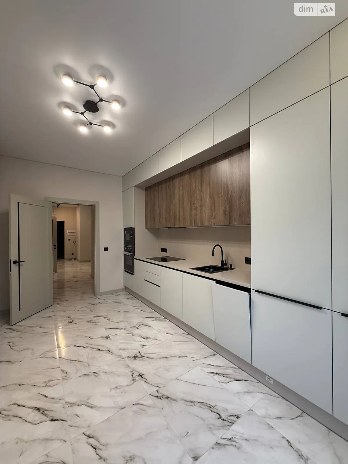 Продается 2-комнатная квартира 77 кв. м в Ужгороде, цена: 130000 $ - фото 1