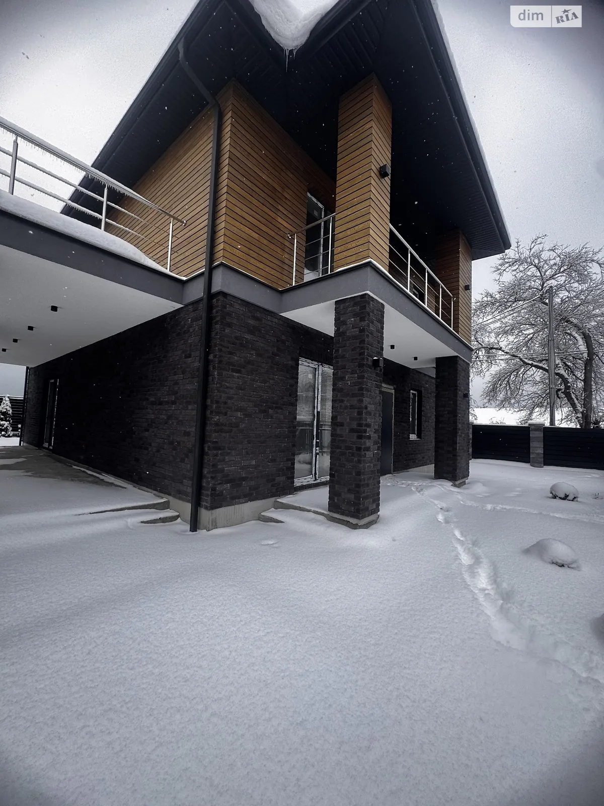 Продается дом на 2 этажа 180 кв. м с камином, цена: 320000 $ - фото 1