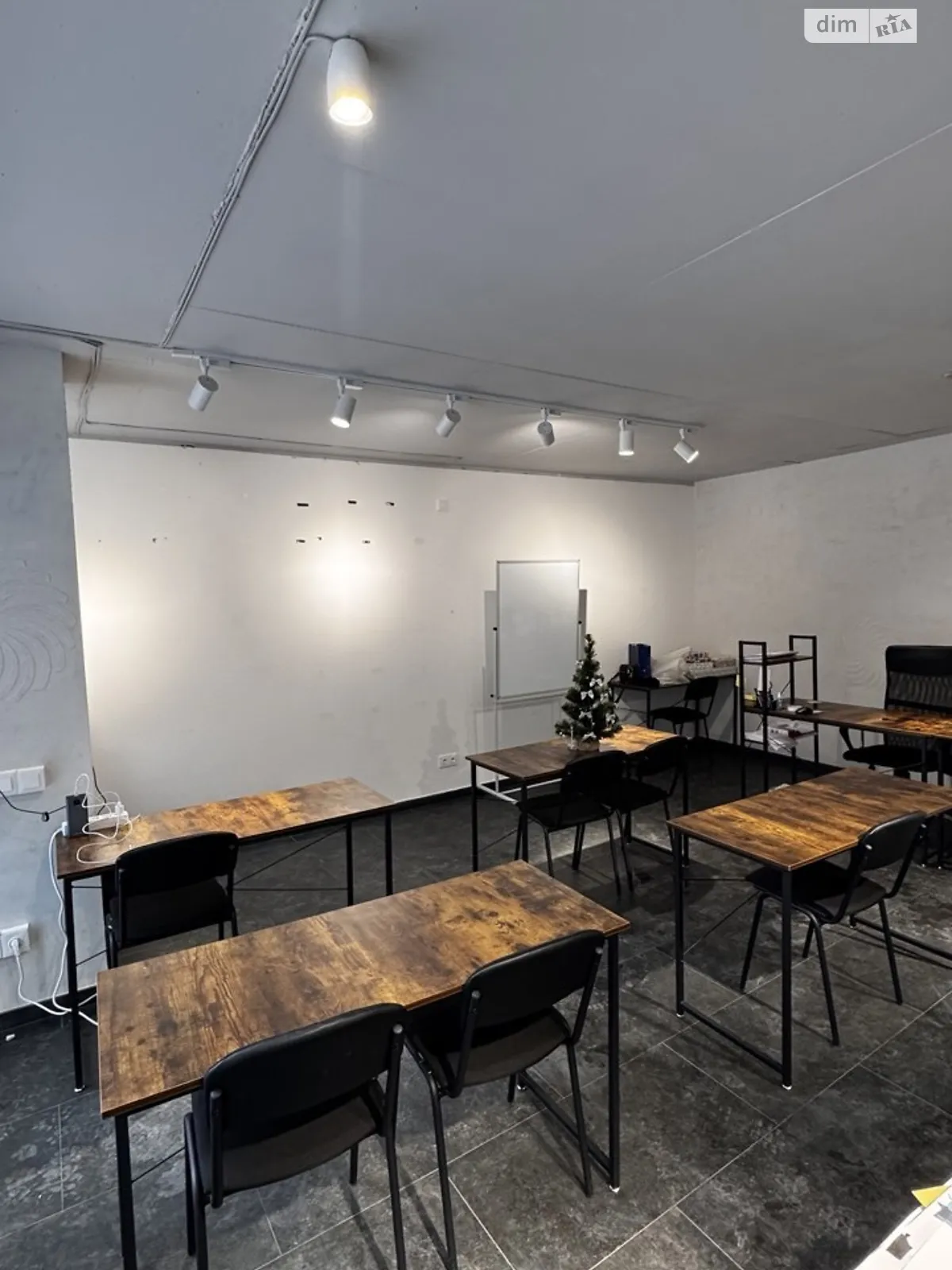 Здається в оренду приміщення вільного призначення 40 кв. м в 9-поверховій будівлі, цена: 550 $ - фото 1
