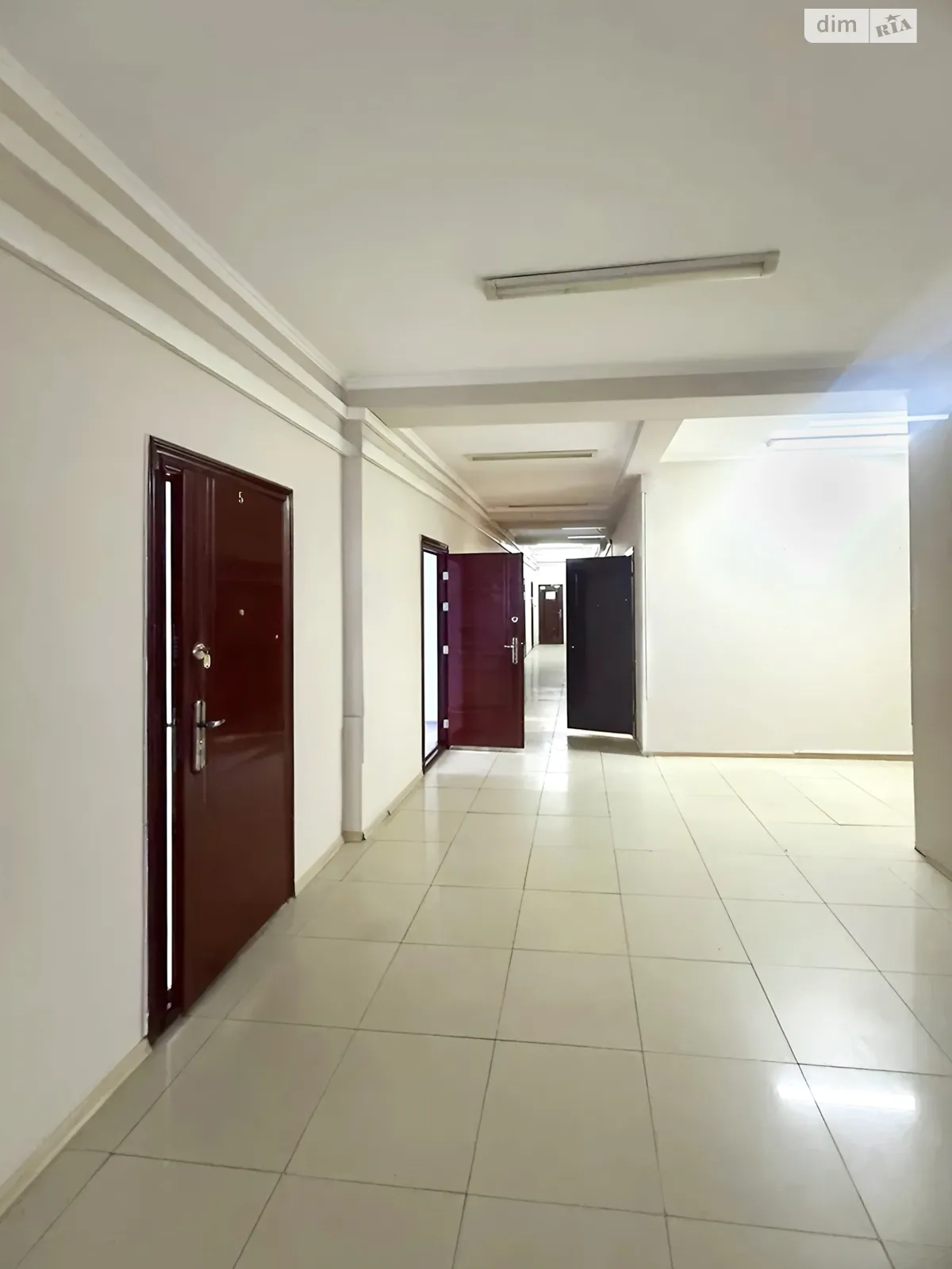 Здається в оренду офіс 304.9 кв. м в бізнес-центрі, цена: 1400 € - фото 1