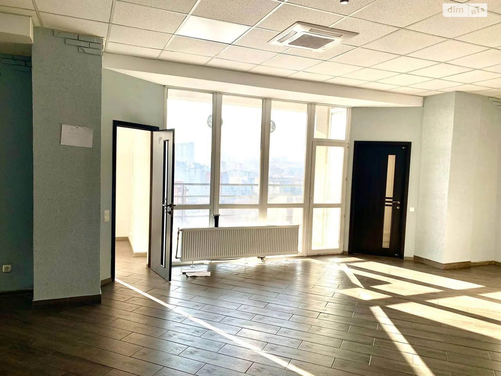 Сдается в аренду офис 90 кв. м в бизнес-центре, цена: 25000 грн - фото 1