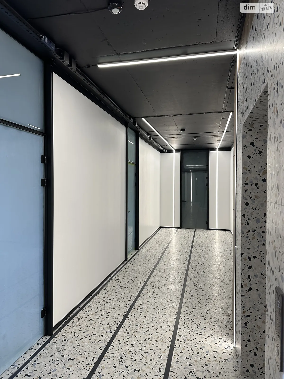 Сдается в аренду офис 43.3 кв. м в бизнес-центре, цена: 15155 грн - фото 1