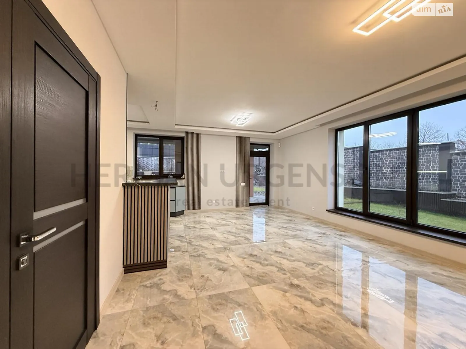 Продается дом на 2 этажа 218 кв. м с балконом, цена: 350000 € - фото 1