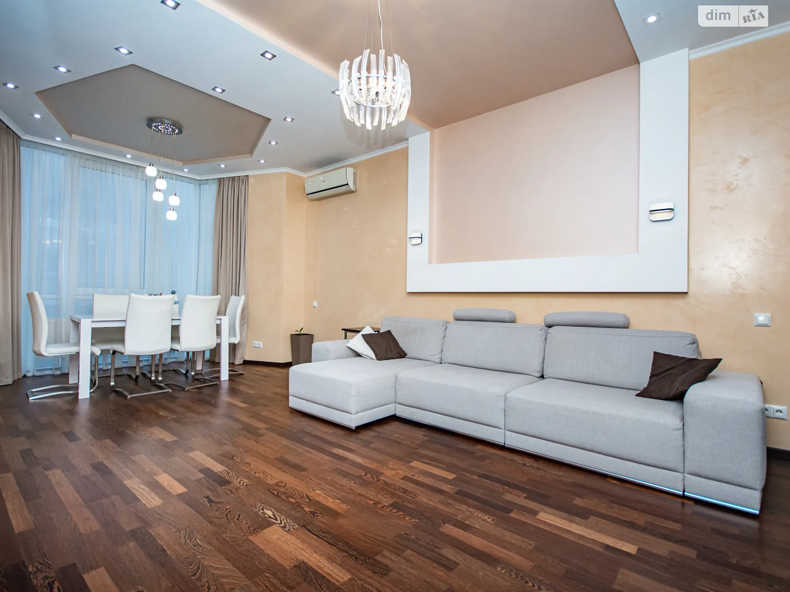 ул. Юлии Здановской(Михаила Ломоносова), 73Г Голосеев Киев ЖК Солнечная Брама Выставочный центр - фото 1