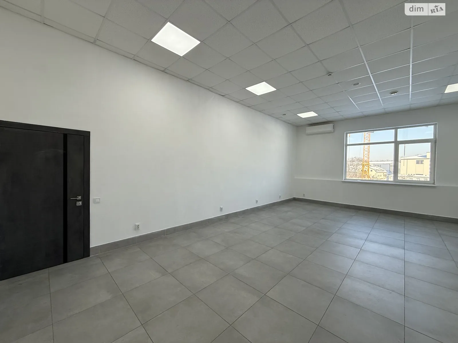 Сдается в аренду офис 52.6 кв. м в бизнес-центре, цена: 530 $ - фото 1