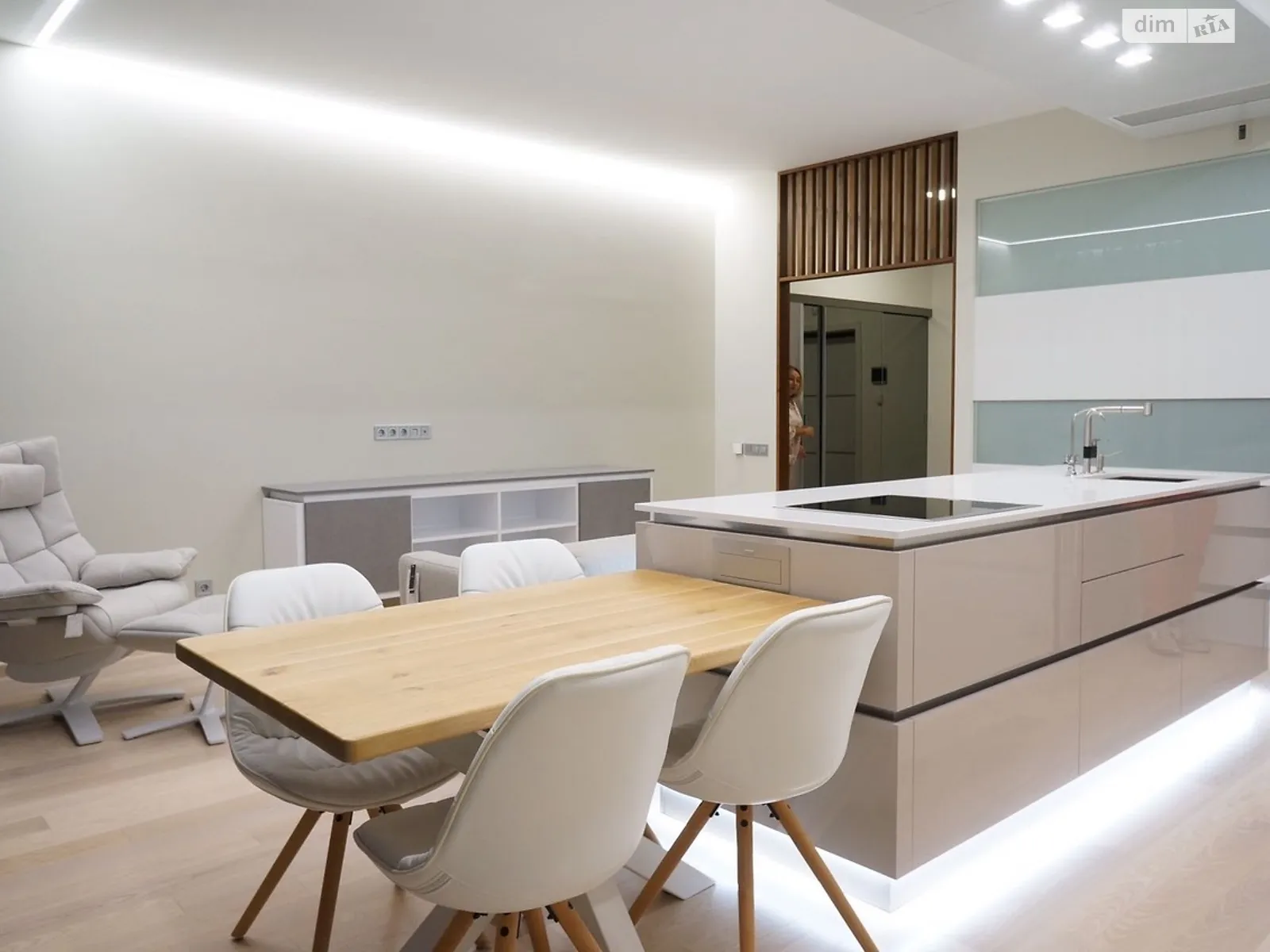 Здається в оренду 1-кімнатна квартира 70 кв. м у Києві, вул. Коновальця Євгена, 44А - фото 1