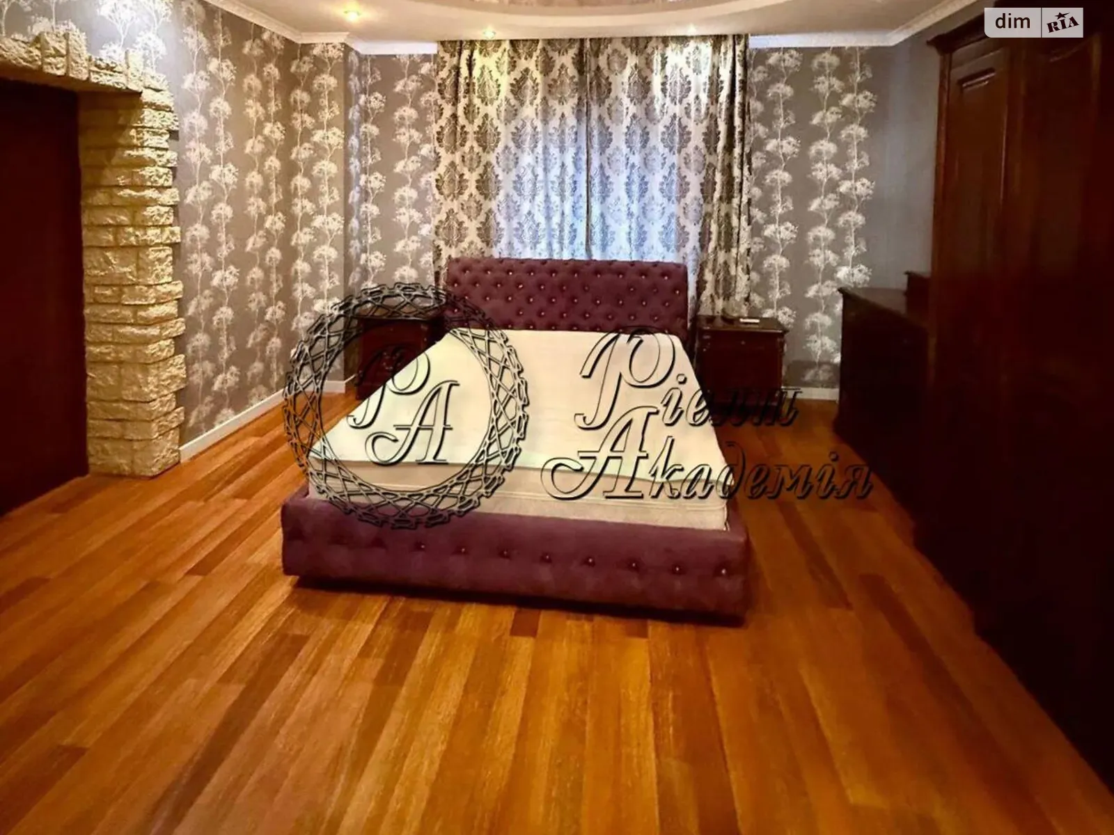 Сдается в аренду дом на 3 этажа 250 кв. м с балконом, цена: 1800 $ - фото 1