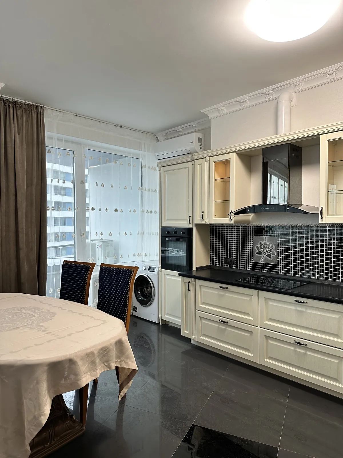 Здається в оренду 3-кімнатна квартира 115 кв. м у Одесі, вул. Літературна, 1А - фото 1