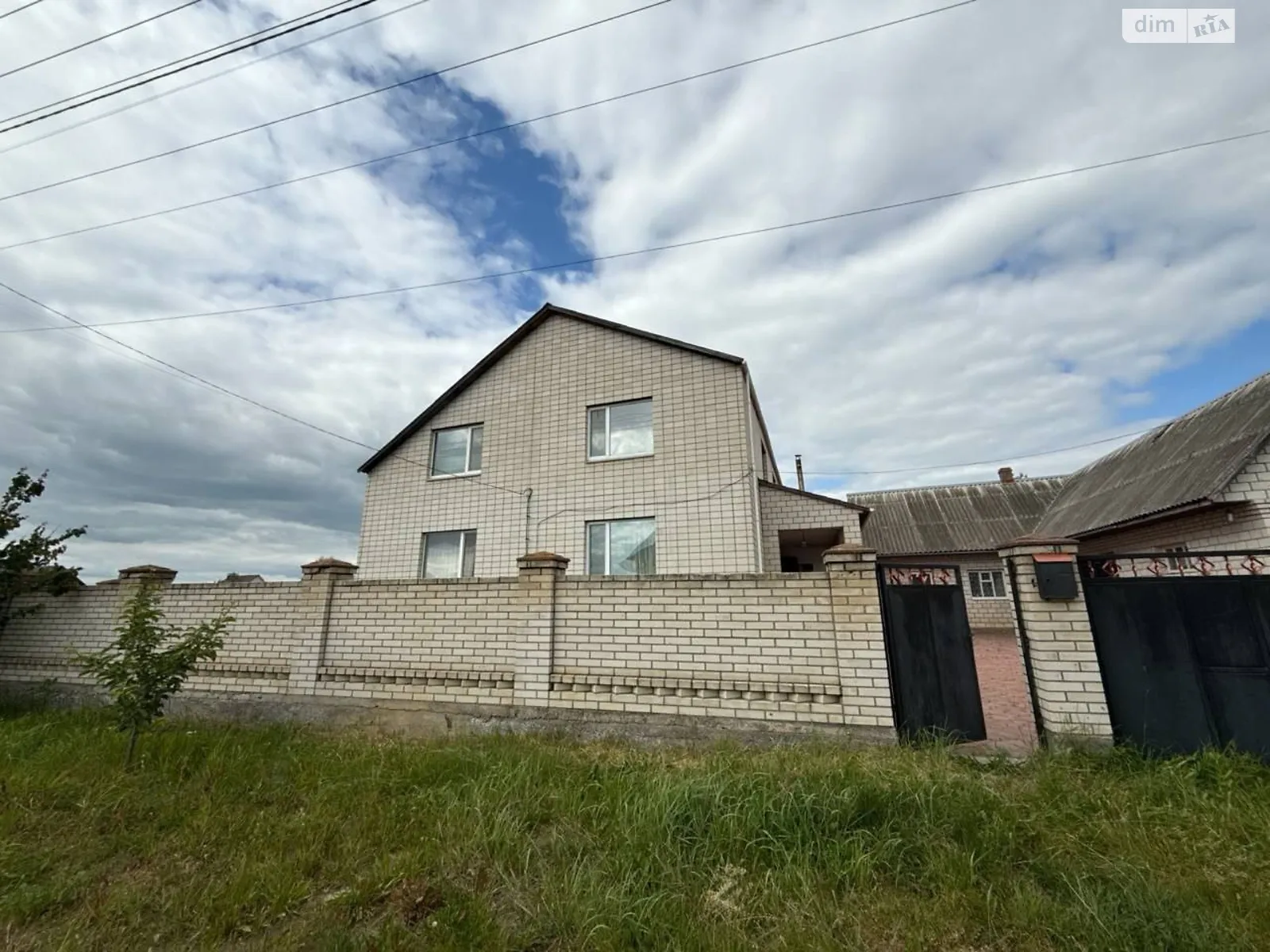 Продается дом на 2 этажа 211.5 кв. м с балконом, цена: 85000 $ - фото 1