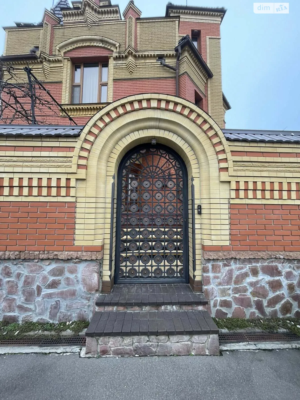 Продается дом на 3 этажа 420 кв. м с балконом, цена: 3900 $ - фото 1