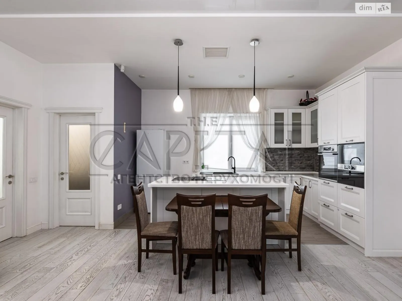 Сдается в аренду дом на 2 этажа 220 кв. м с камином, цена: 2200 € - фото 1