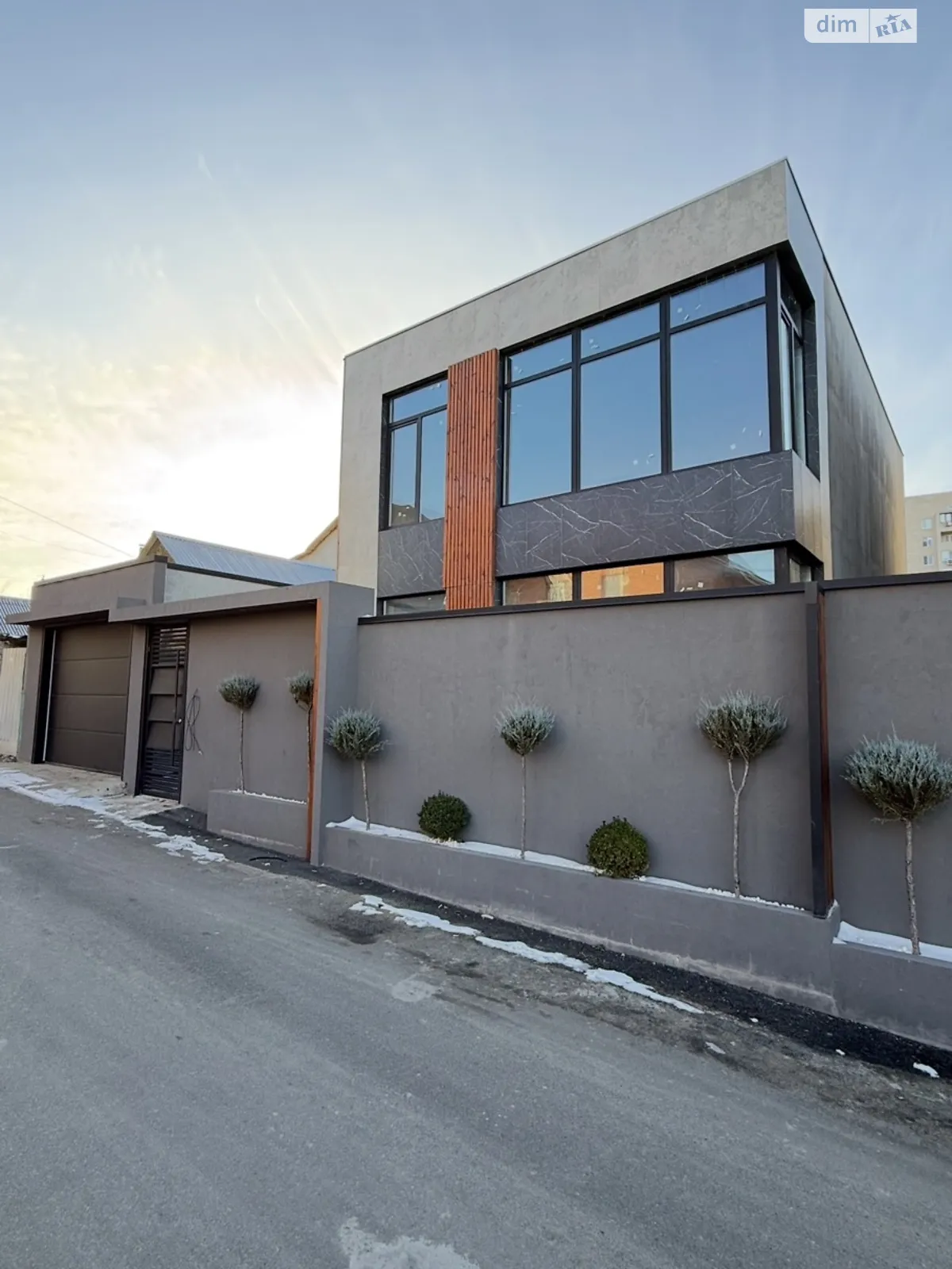 Продается дом на 2 этажа 145 кв. м с балконом, цена: 270000 $ - фото 1