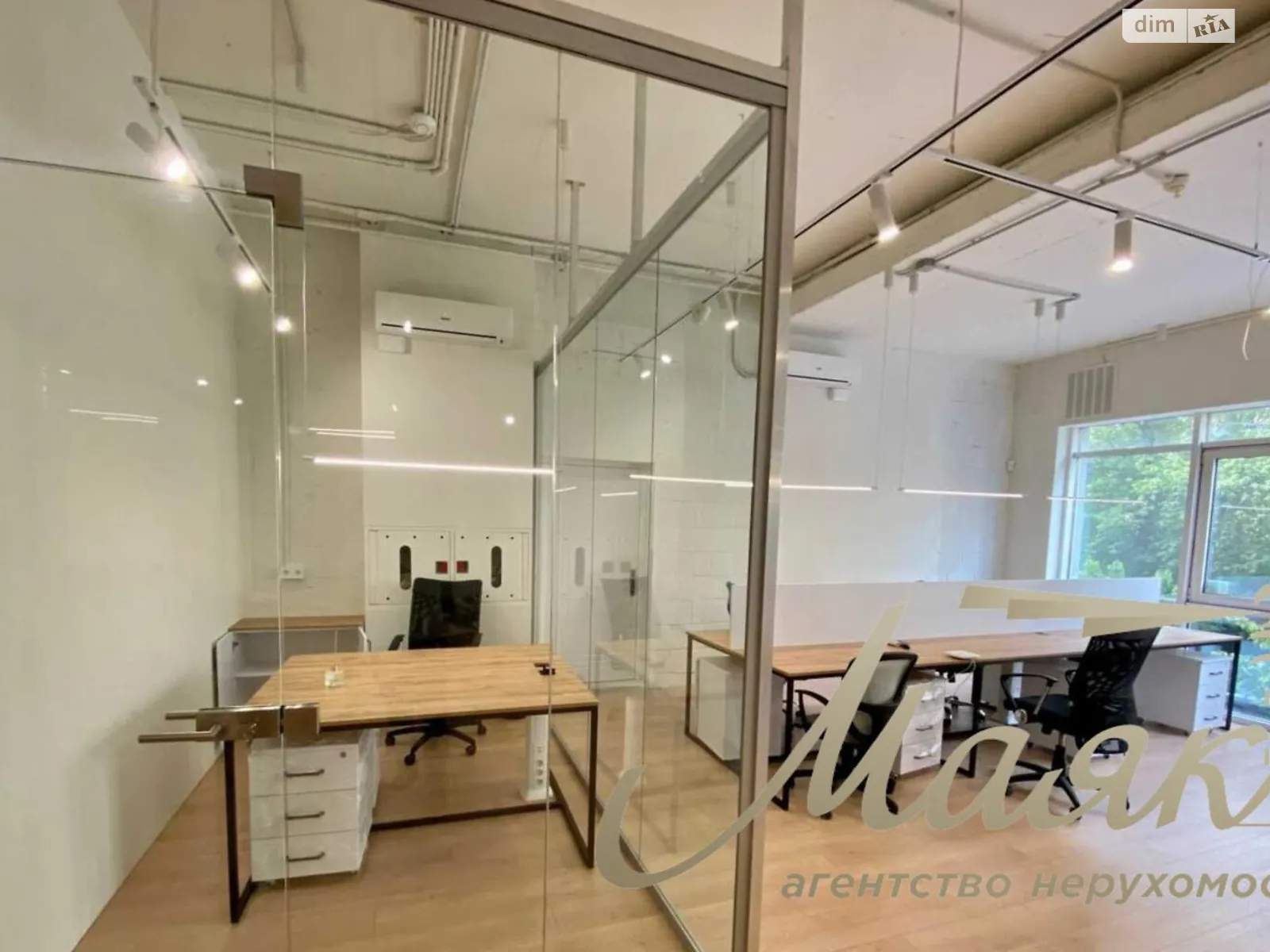 Сдается в аренду офис 182 кв. м в бизнес-центре, цена: 2500 $ - фото 1