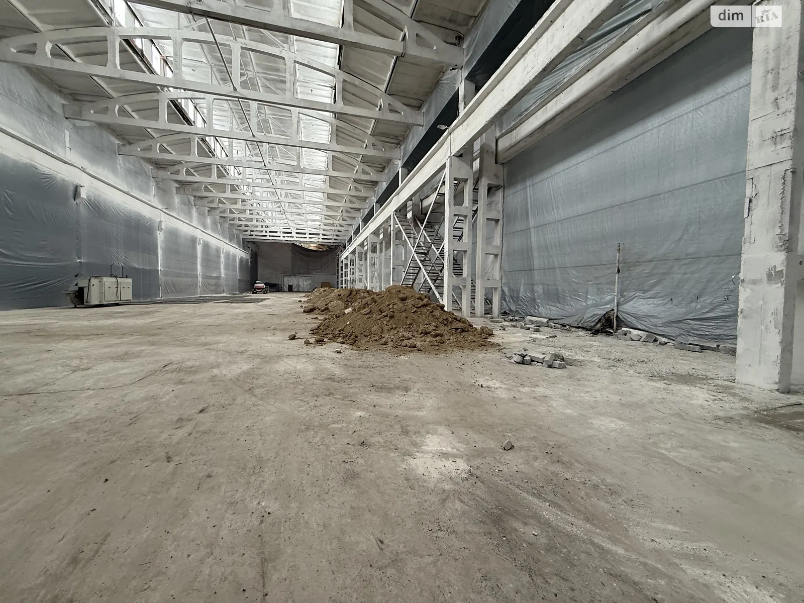 Сдается в аренду объект сферы услуг 2600 кв. м в 1-этажном здании, цена: 5200 € - фото 1