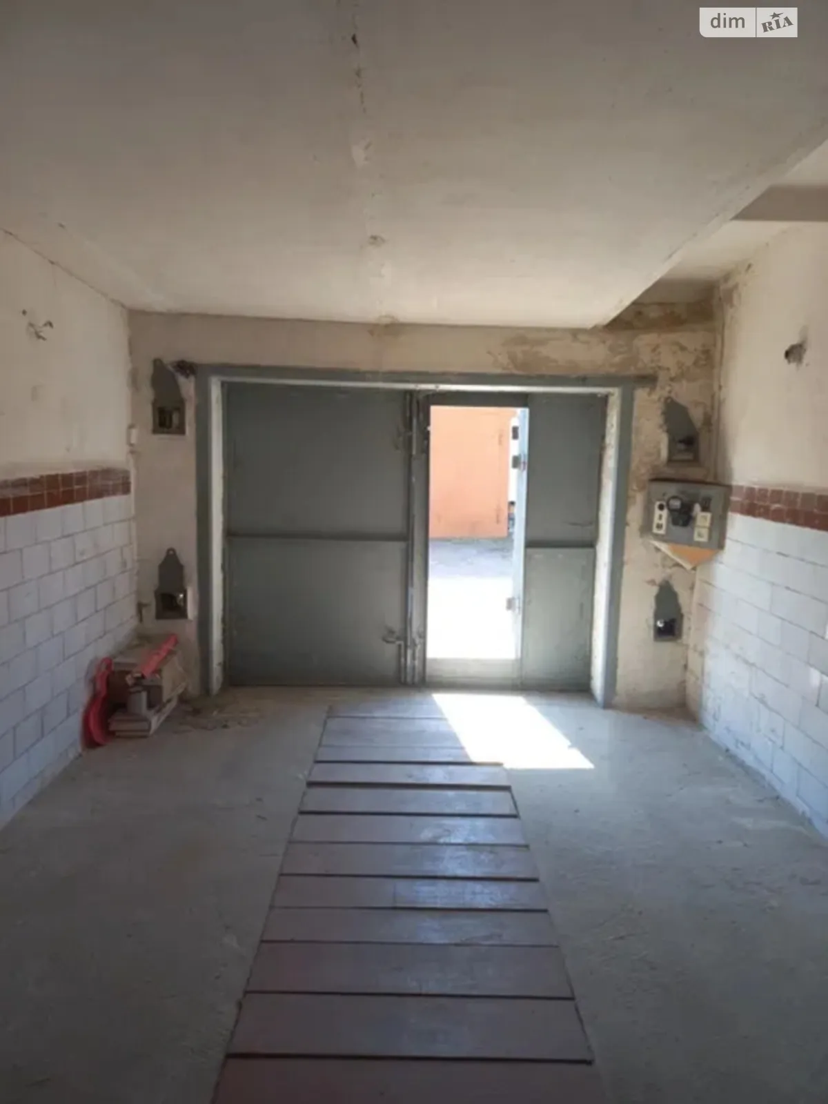 Продается место в гаражном кооперативе под легковое авто на 22 кв. м, цена: 4000 $ - фото 1