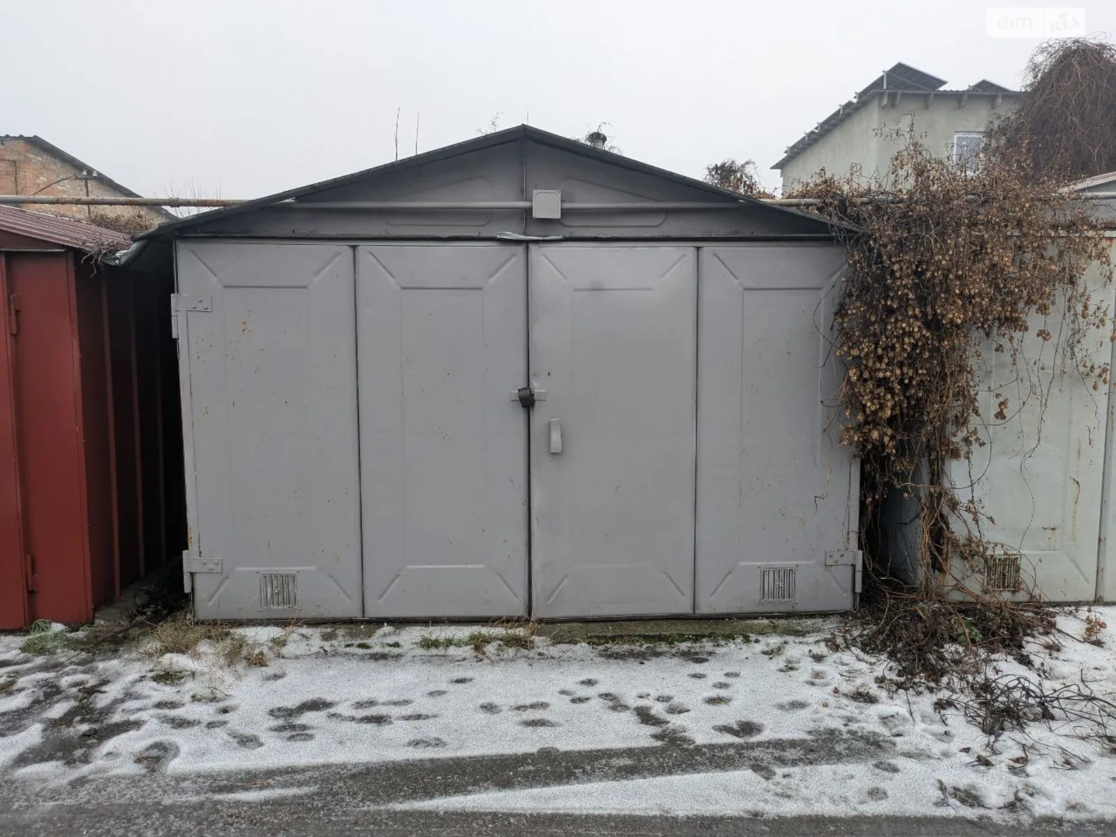 Продается место в гаражном кооперативе под легковое авто на 25 кв. м, цена: 3000 $ - фото 1