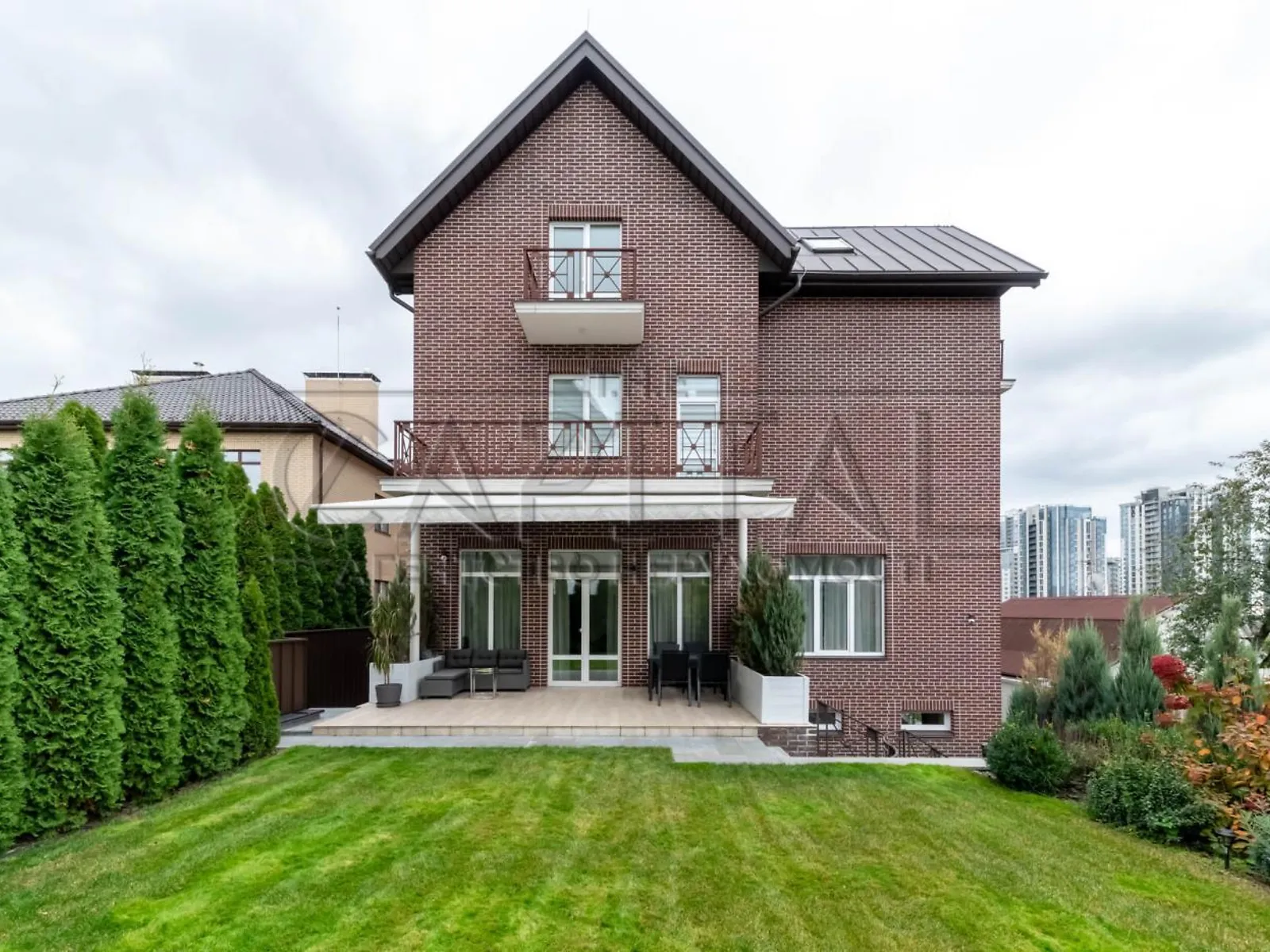 Продается дом на 3 этажа 389.1 кв. м с бассейном, цена: 800000 $ - фото 1