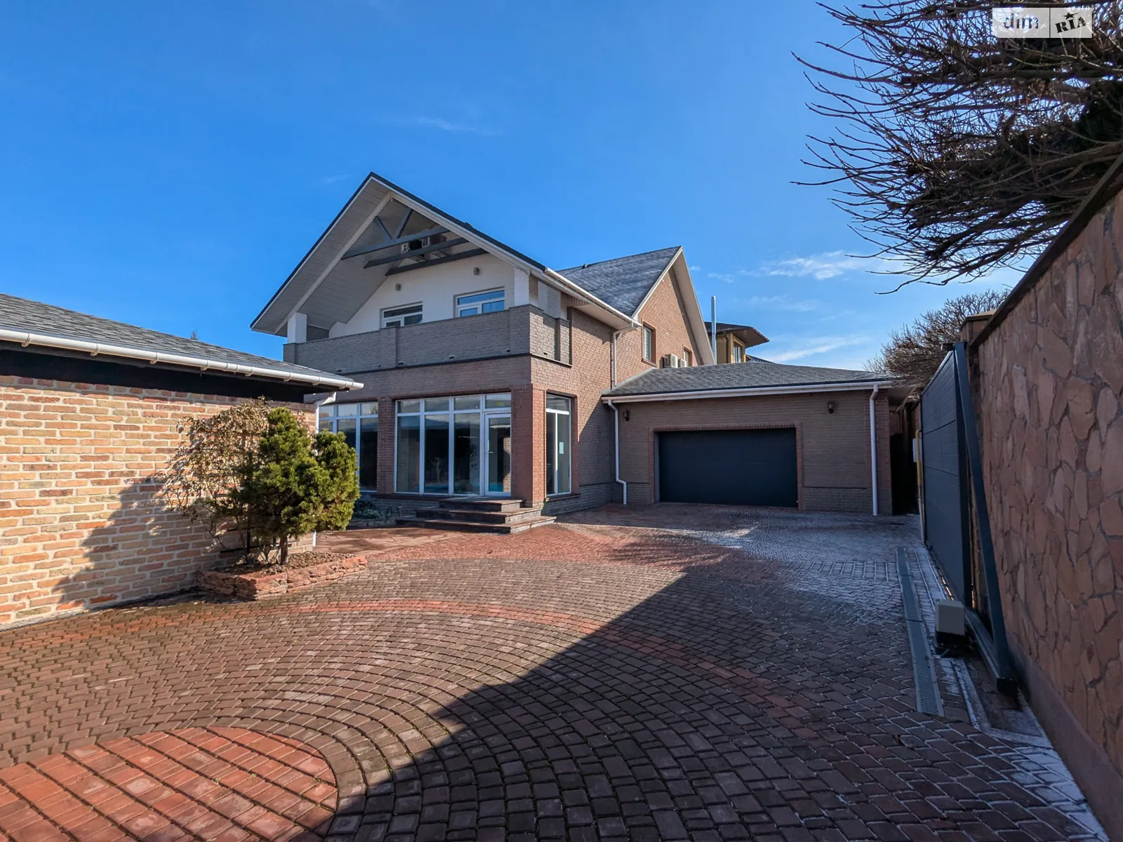 Продается дом на 3 этажа 475 кв. м с баней/сауной, цена: 400000 $ - фото 1