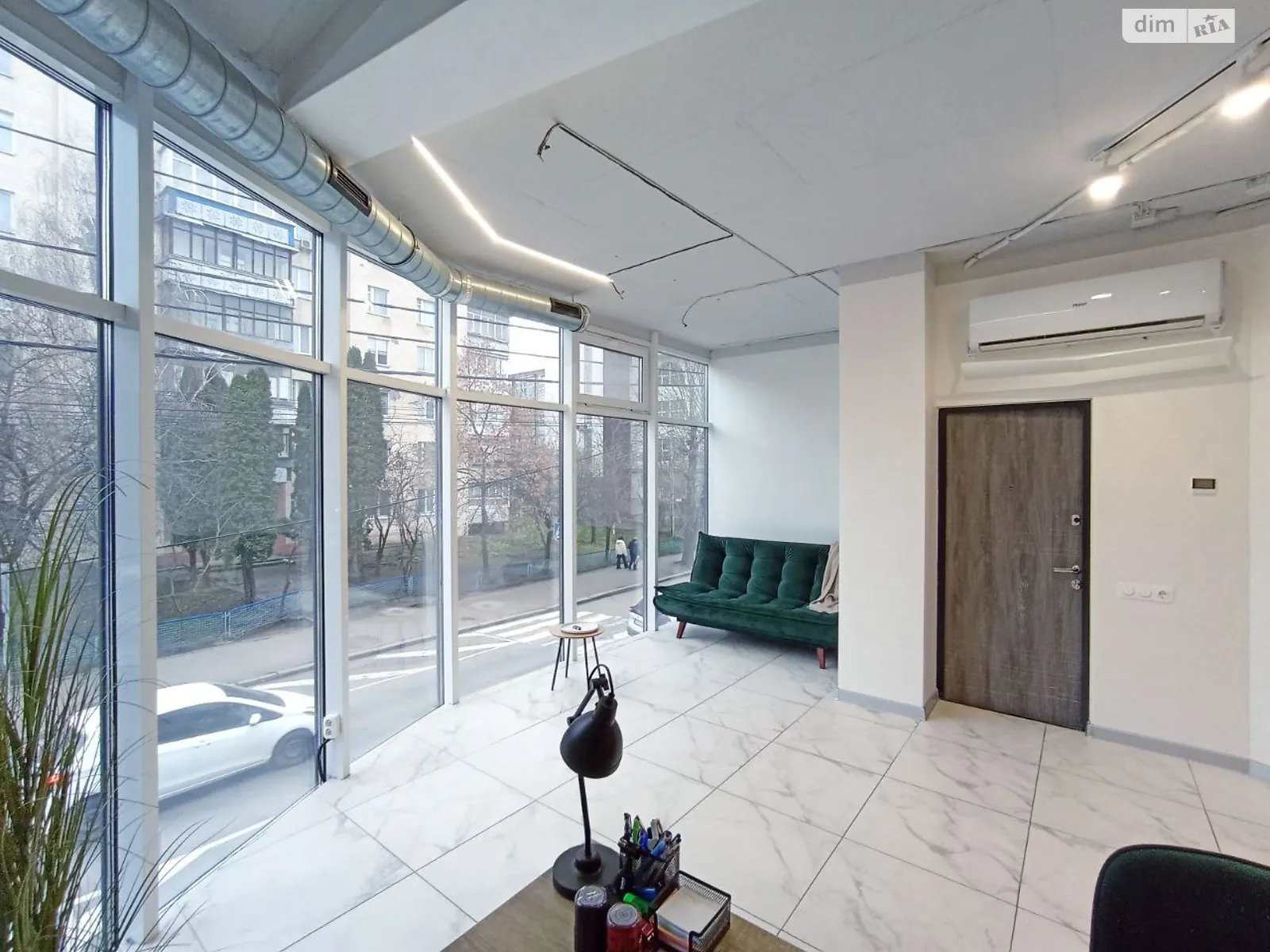 Продается офис 64.5 кв. м в бизнес-центре, цена: 125000 $ - фото 1