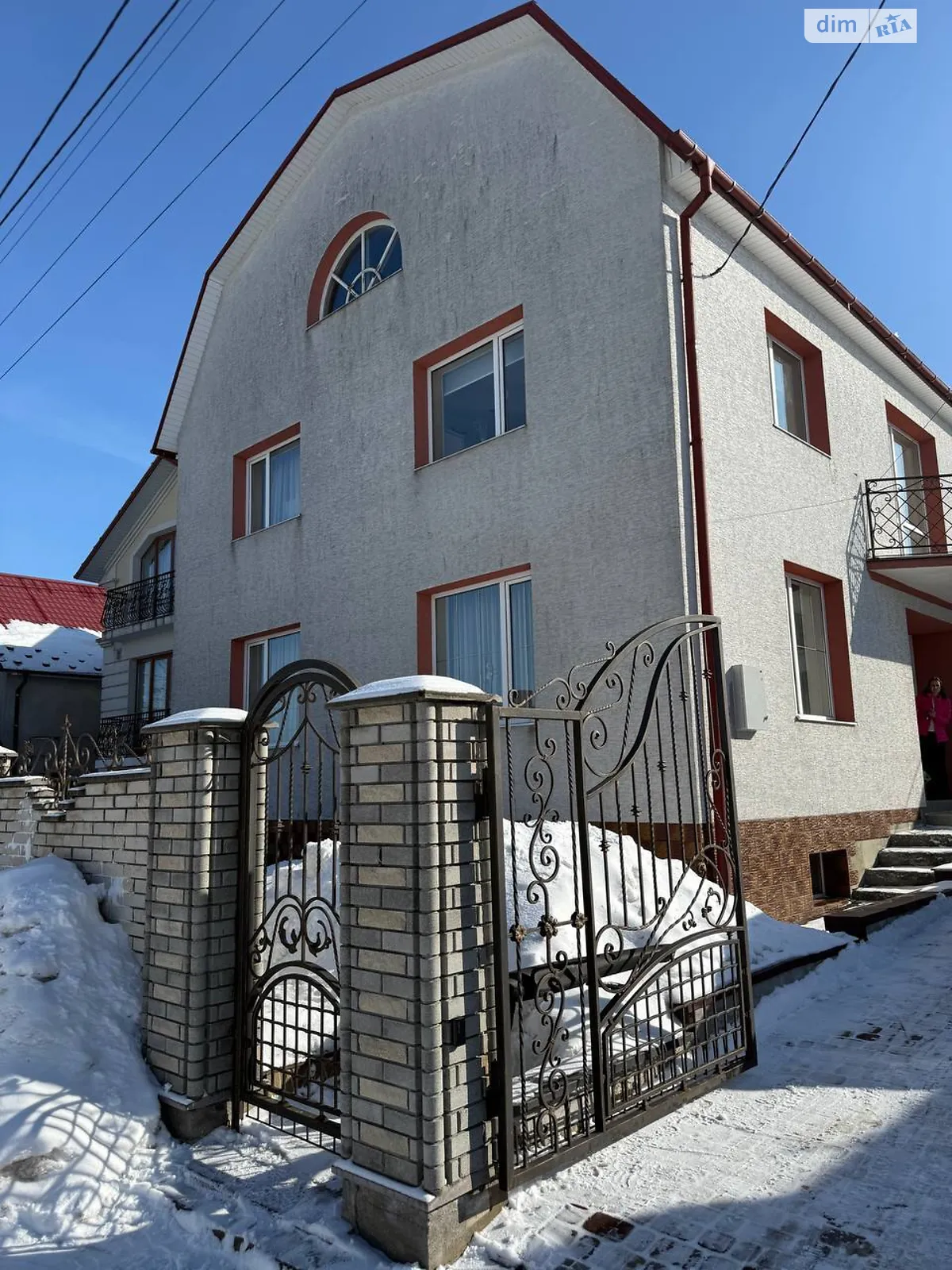 Сдается в аренду дом на 2 этажа 258.4 кв. м с балконом, цена: 1000 $ - фото 1