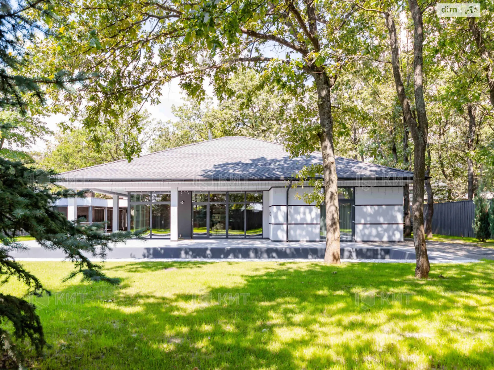 Сдается в аренду одноэтажный дом 195 кв. м с террасой, цена: 2500 $ - фото 1