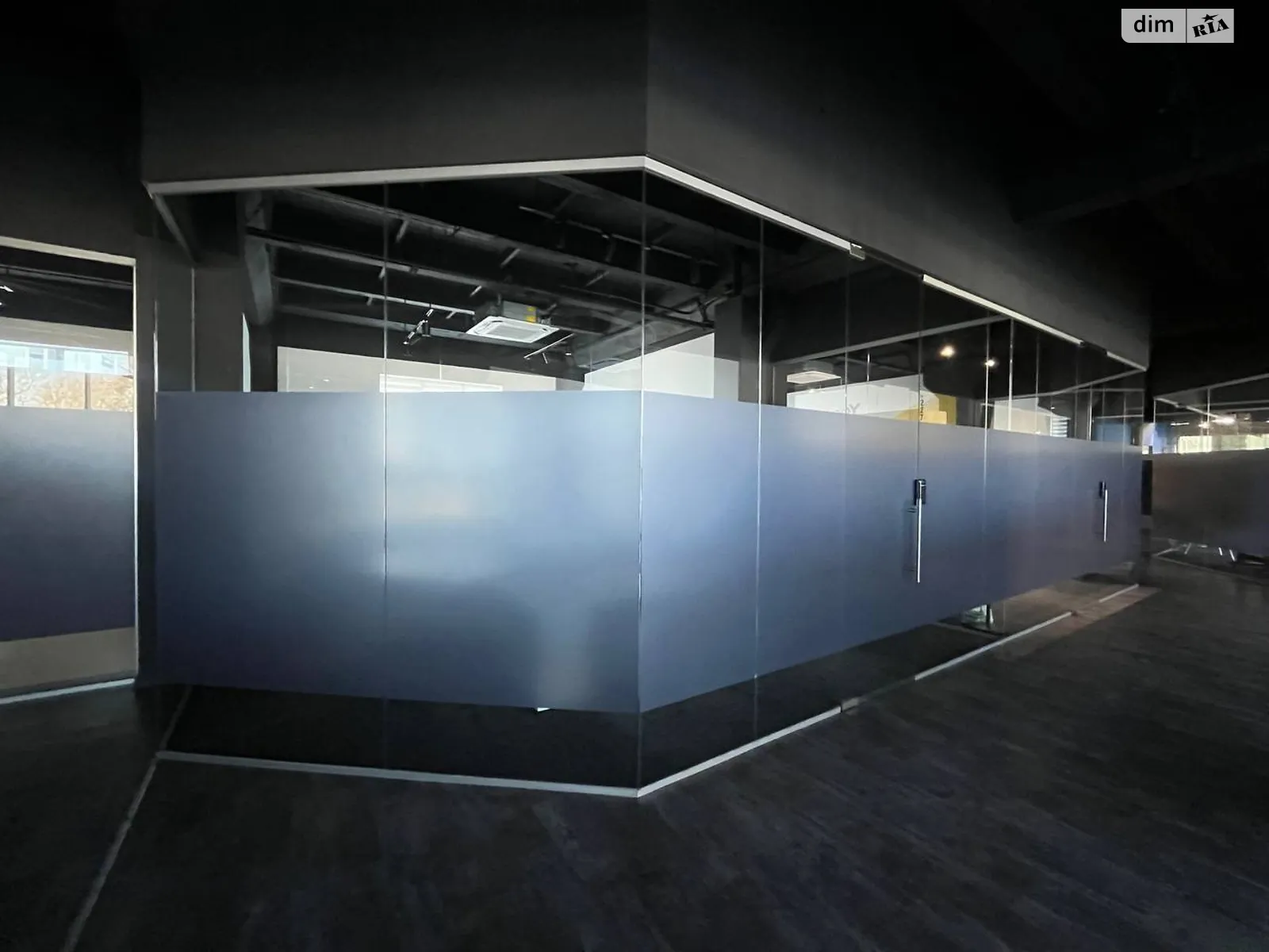 Сдается в аренду офис 55 кв. м в бизнес-центре, цена: 660 $ - фото 1