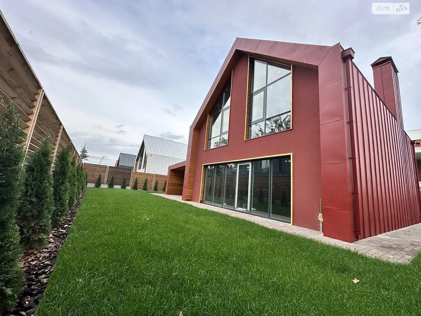 Продается дом на 2 этажа 150 кв. м с бассейном, цена: 150000 $ - фото 1