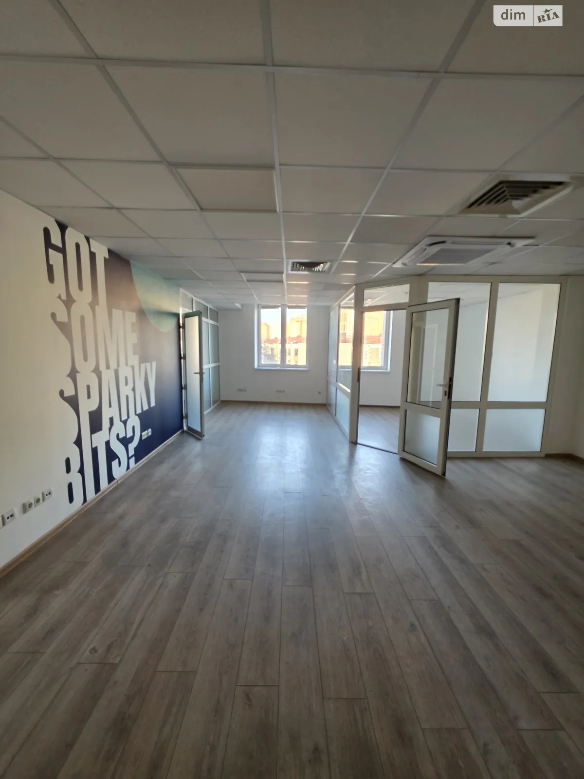 Сдается в аренду офис 80 кв. м в бизнес-центре, цена: 26000 грн - фото 1
