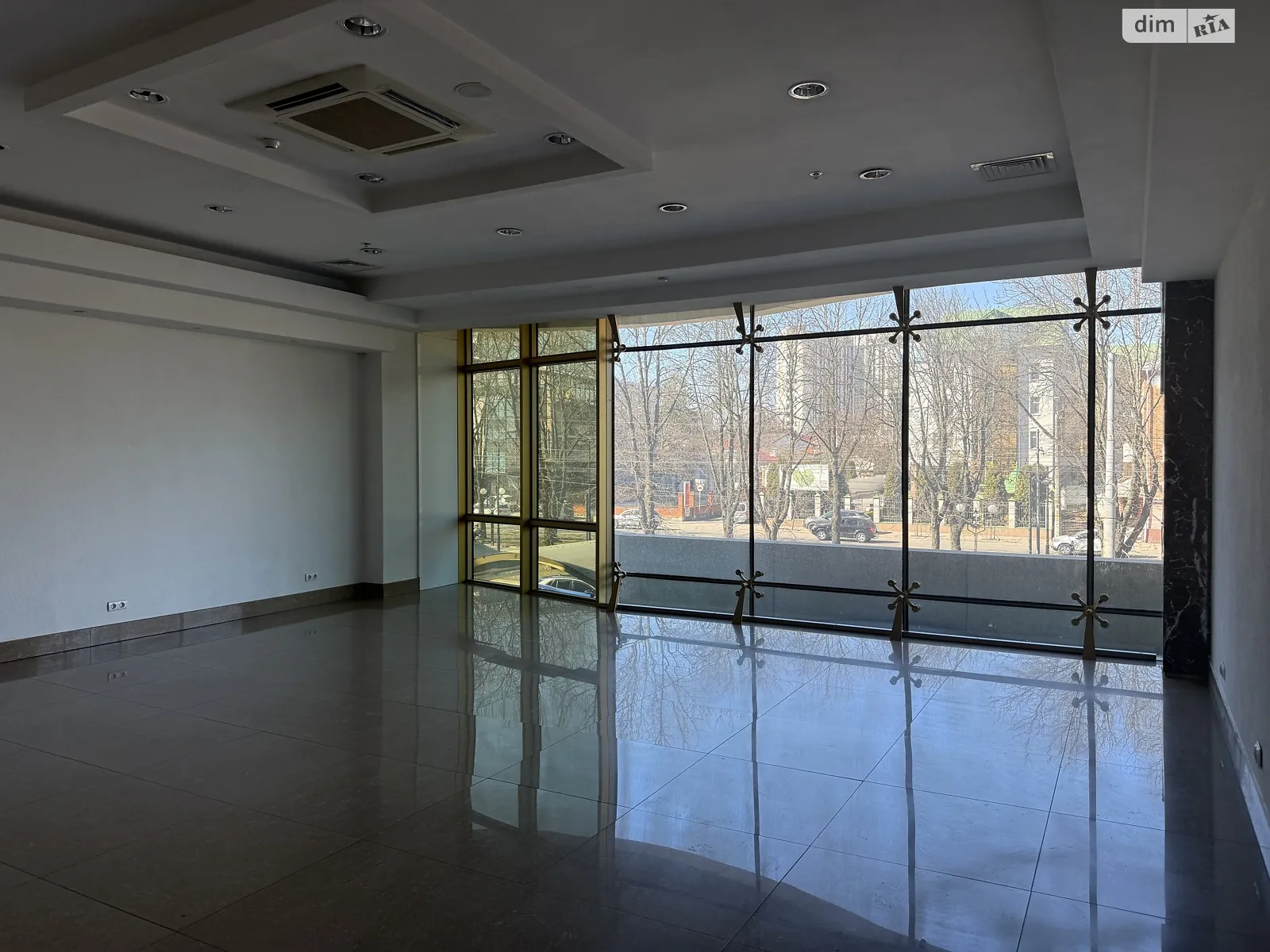 Сдается в аренду офис 65 кв. м в бизнес-центре, цена: 33800 грн - фото 1