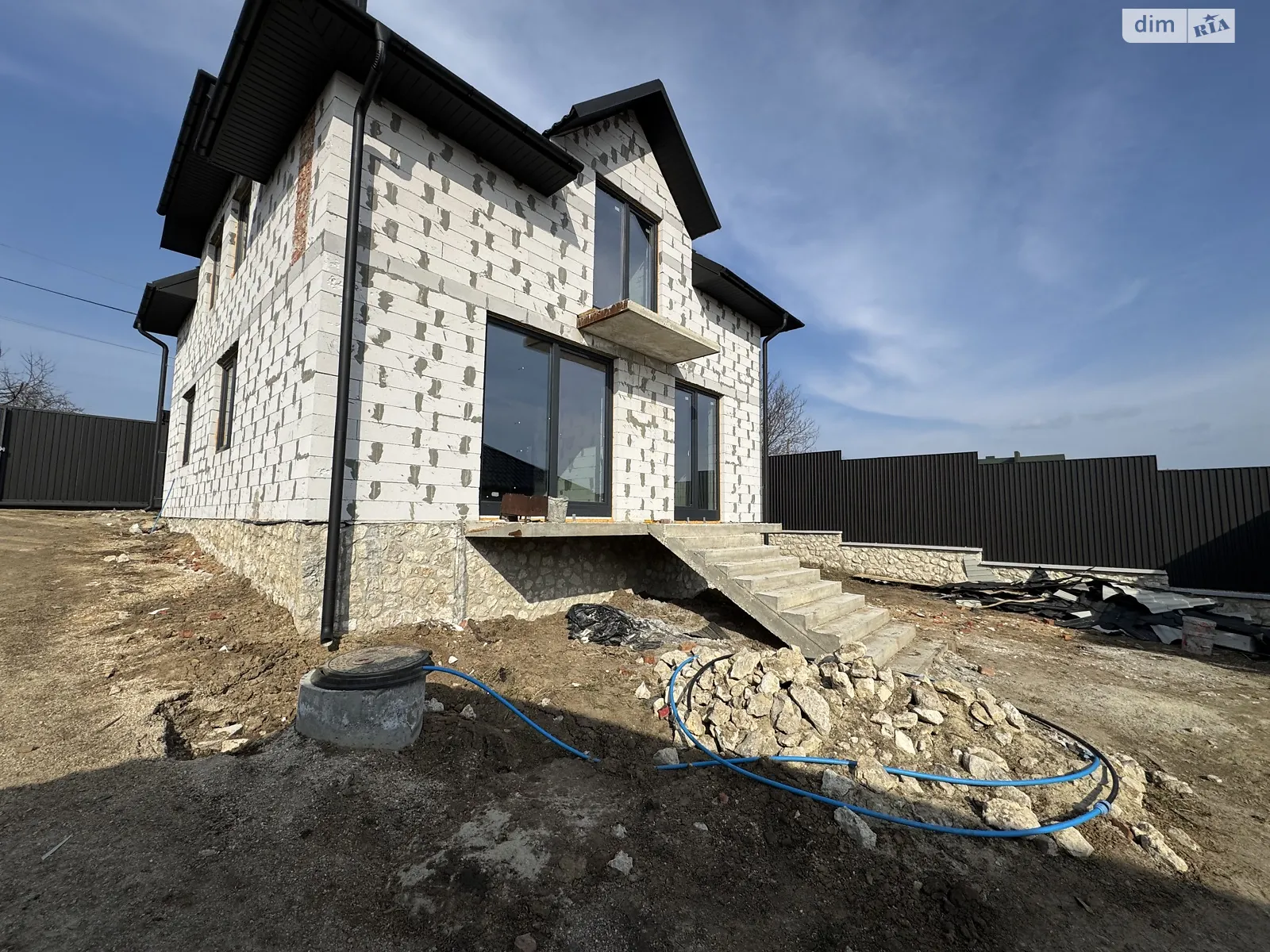 Продается дом на 2 этажа 159 кв. м с участком, цена: 140000 $ - фото 1