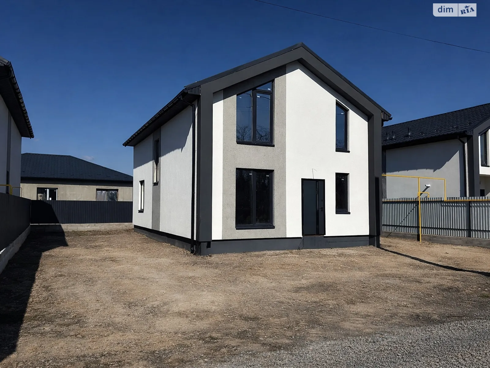 Продается дом на 2 этажа 130 кв. м с гаражом, цена: 140000 $ - фото 1