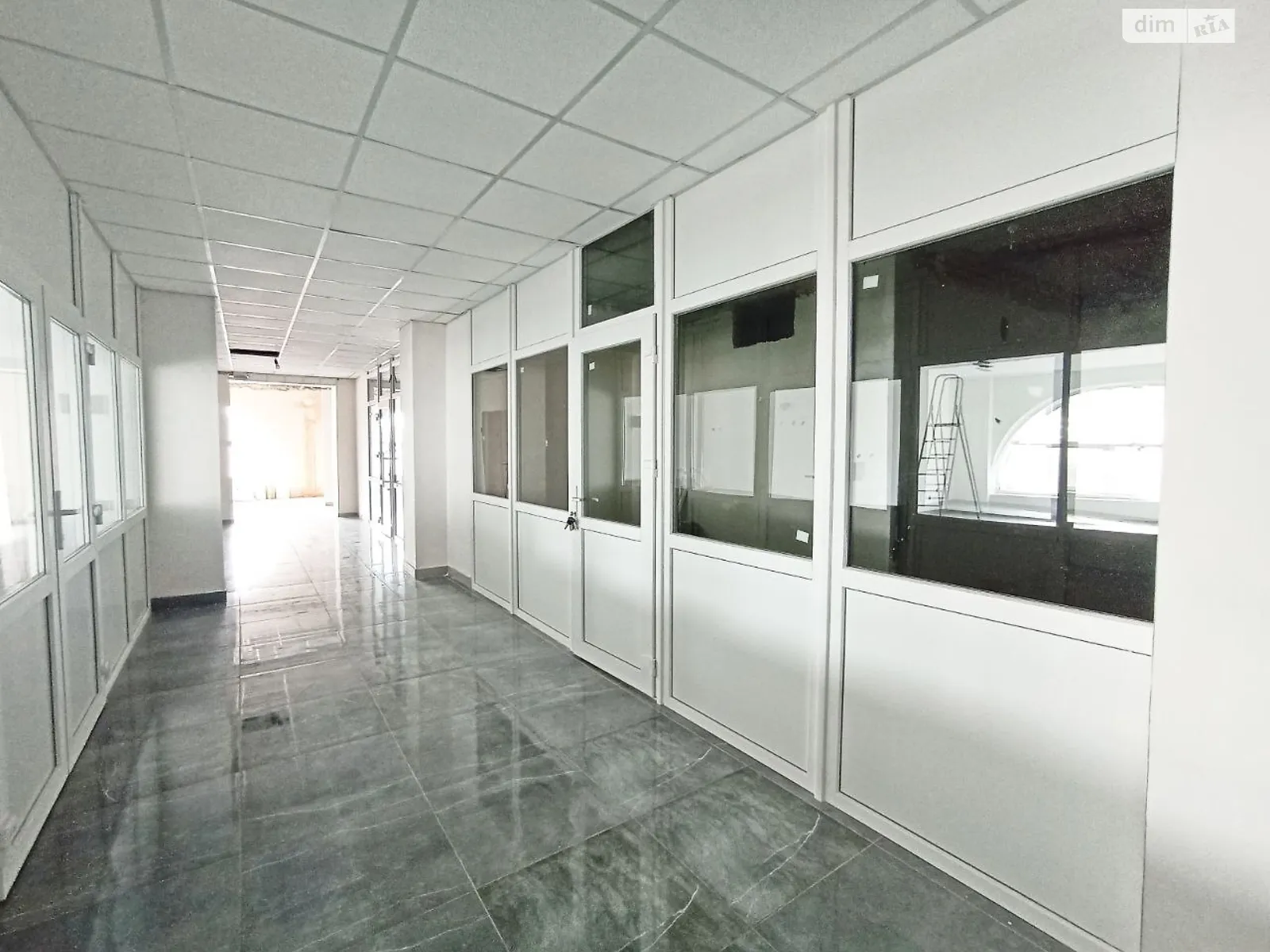 Сдается в аренду офис 21.1 кв. м в бизнес-центре, цена: 100 $ - фото 1
