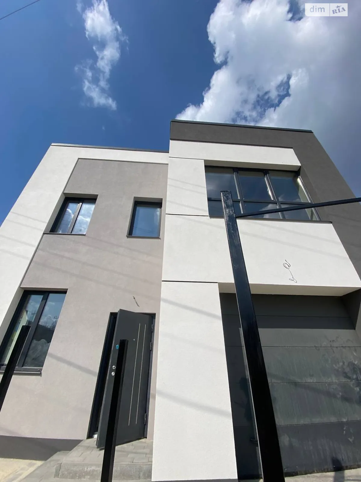 Продается дом на 2 этажа 145 кв. м с камином, цена: 170000 $ - фото 1