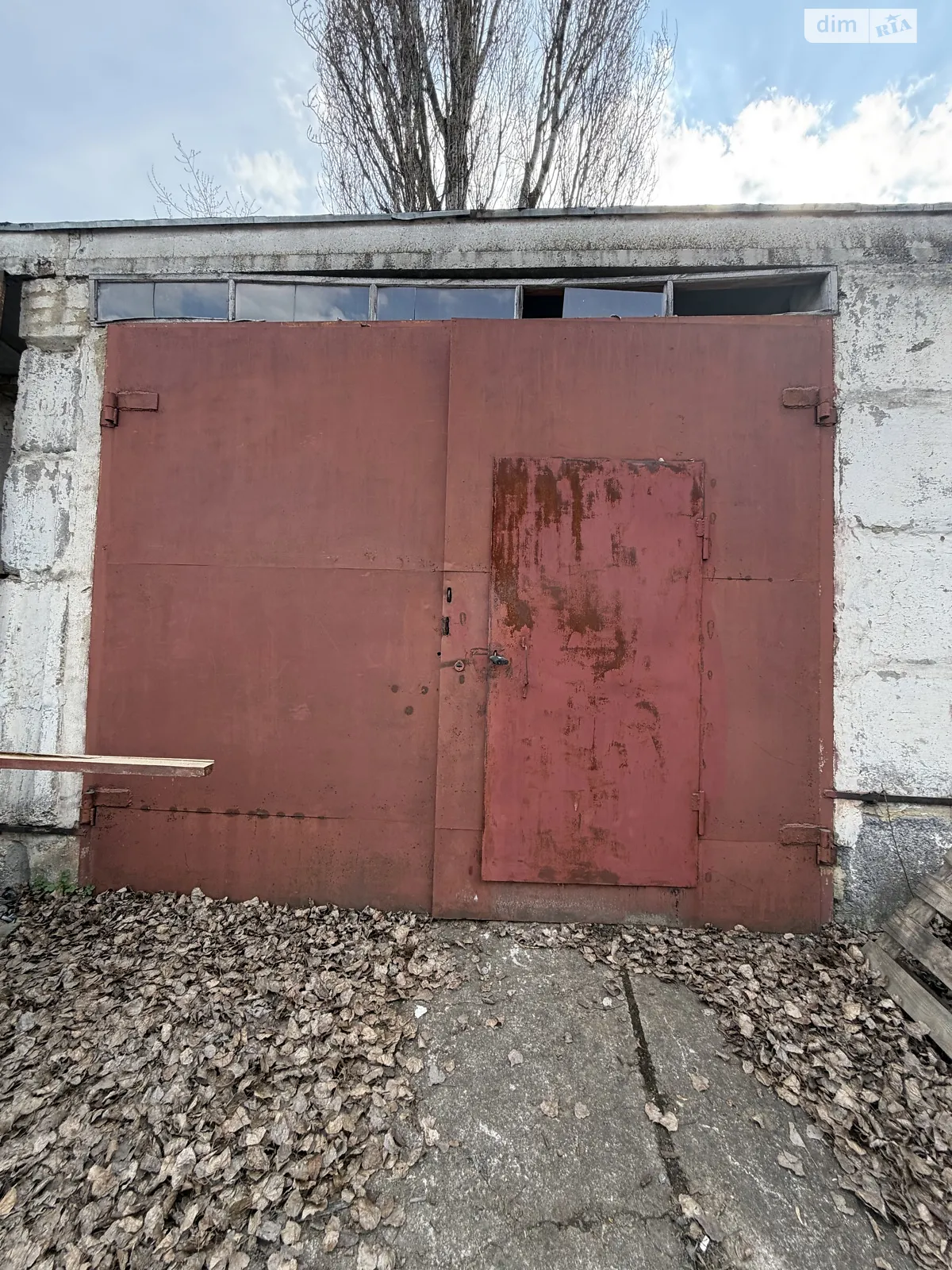 Сдается в аренду место в гаражном кооперативе под легковое авто на 29 кв. м, цена: 3000 грн - фото 1