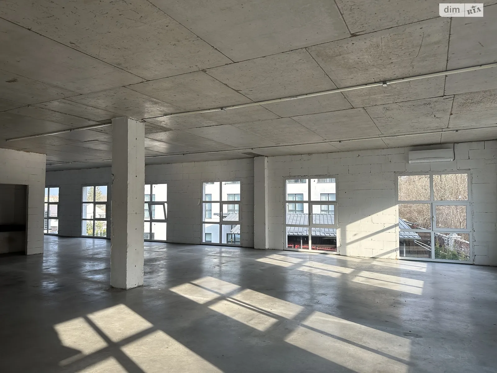 Сдается в аренду офис 194 кв. м в бизнес-центре, цена: 43650 грн - фото 1