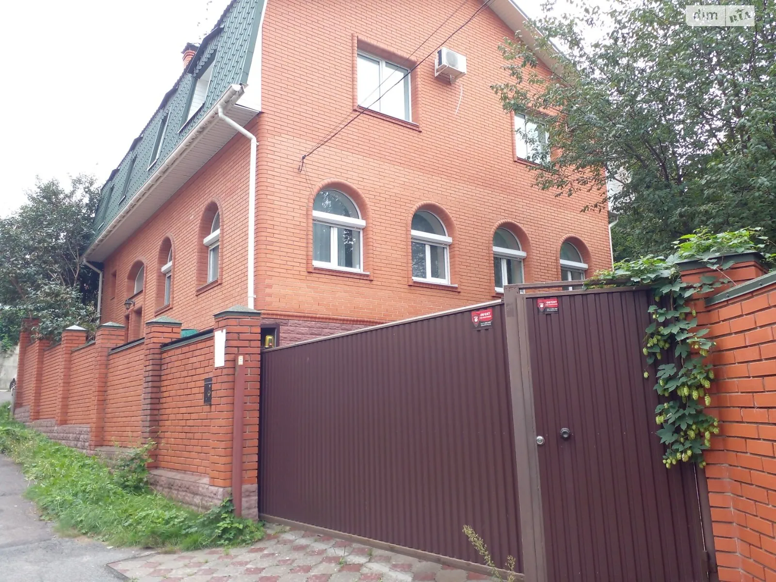 Сдается в аренду дом на 2 этажа 300 кв. м с гаражом, цена: 2500 $ - фото 1